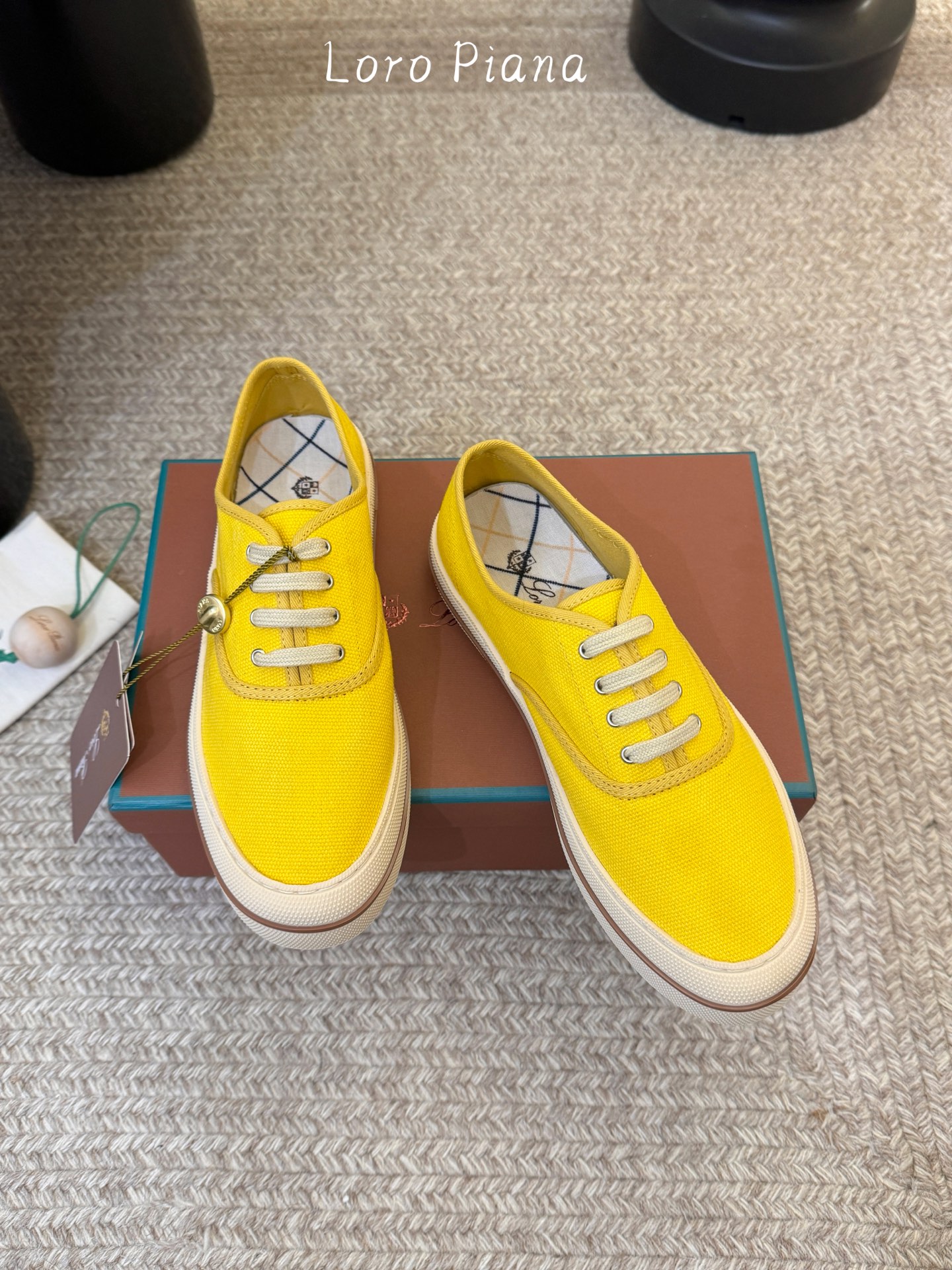 Loropiana新款系带帆布鞋🔥🔥🔥🔥🔥Loro piana一直是以好穿舒适为主的设计风格 这几年老钱
