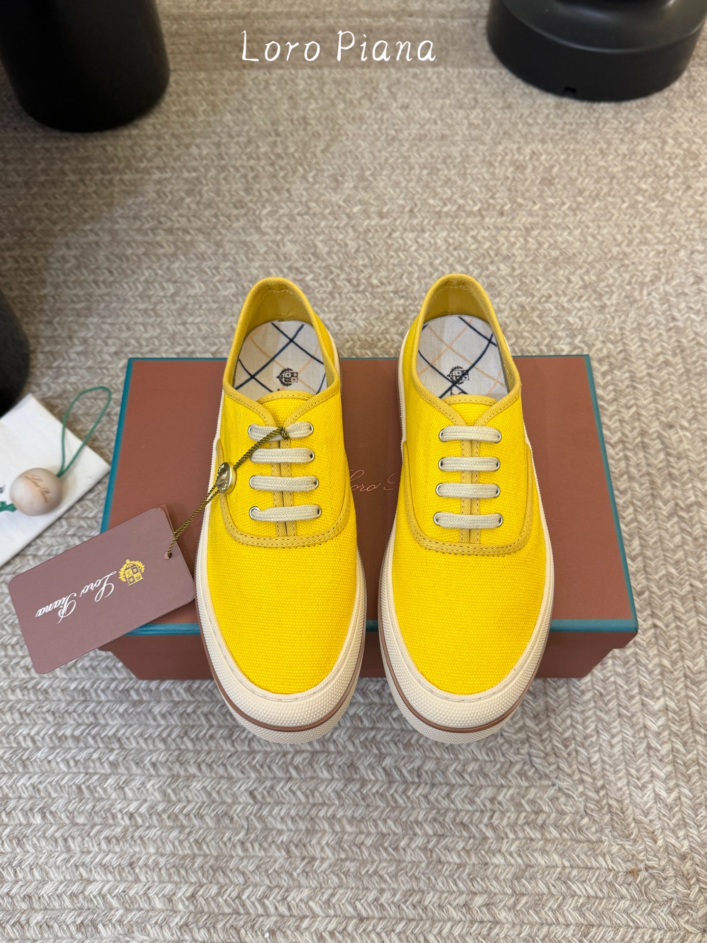 Loropiana新款系带帆布鞋🔥🔥🔥🔥🔥Loro piana一直是以好穿舒适为主的设计风格 这几年老钱