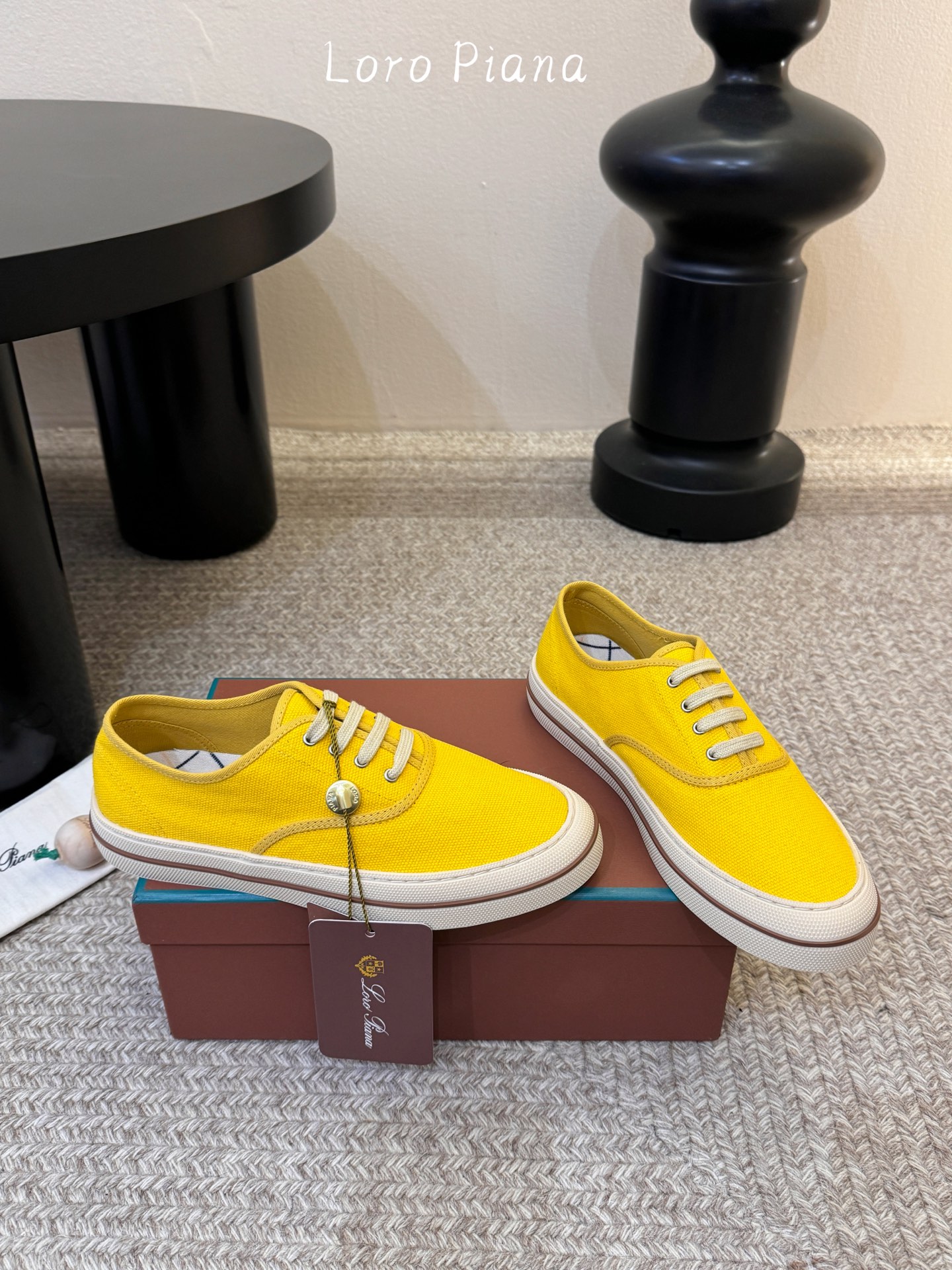 Loropiana新款系带帆布鞋🔥🔥🔥🔥🔥Loro piana一直是以好穿舒适为主的设计风格 这几年老钱