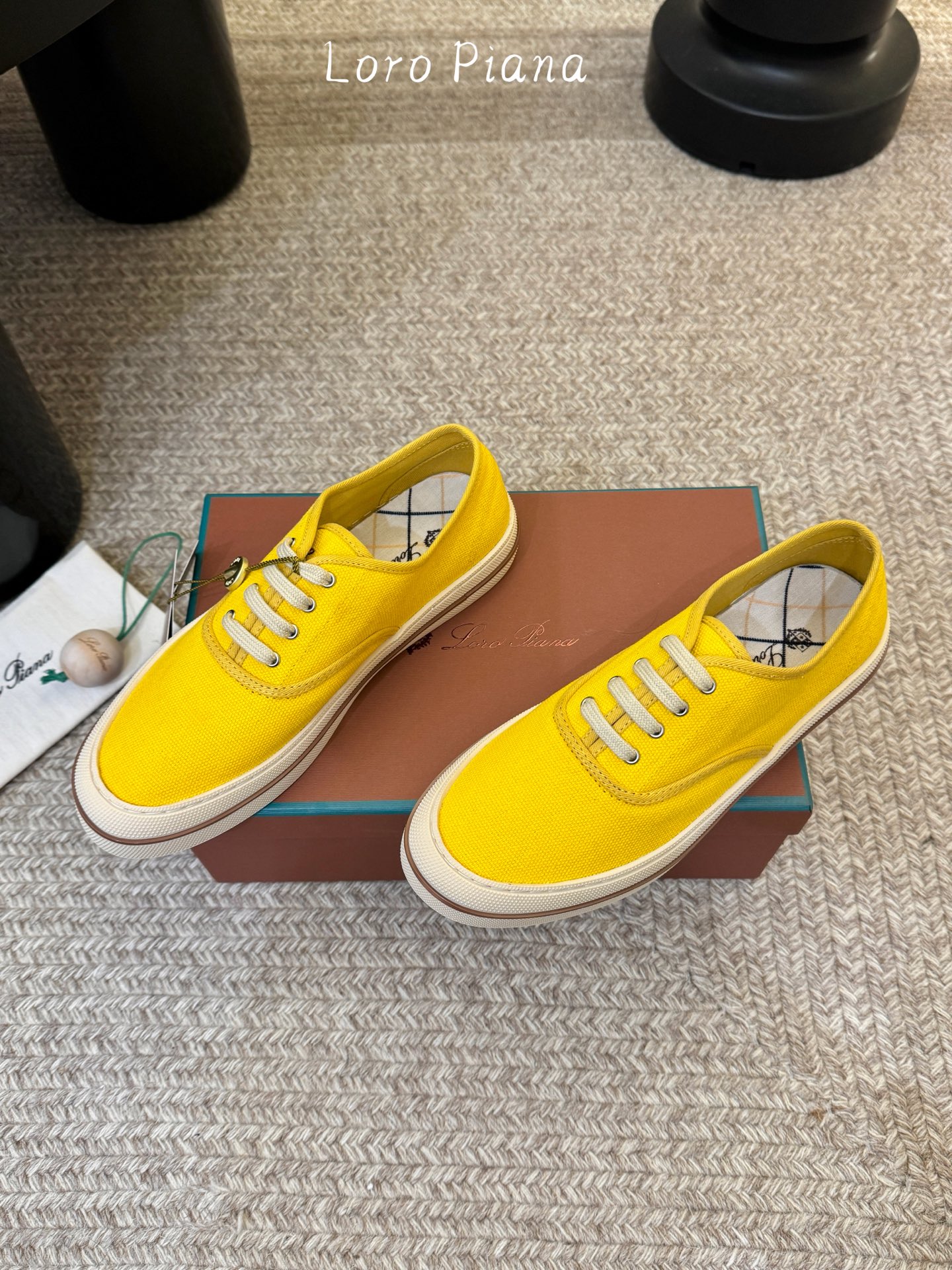 Loropiana新款系带帆布鞋🔥🔥🔥🔥🔥Loro piana一直是以好穿舒适为主的设计风格 这几年老钱