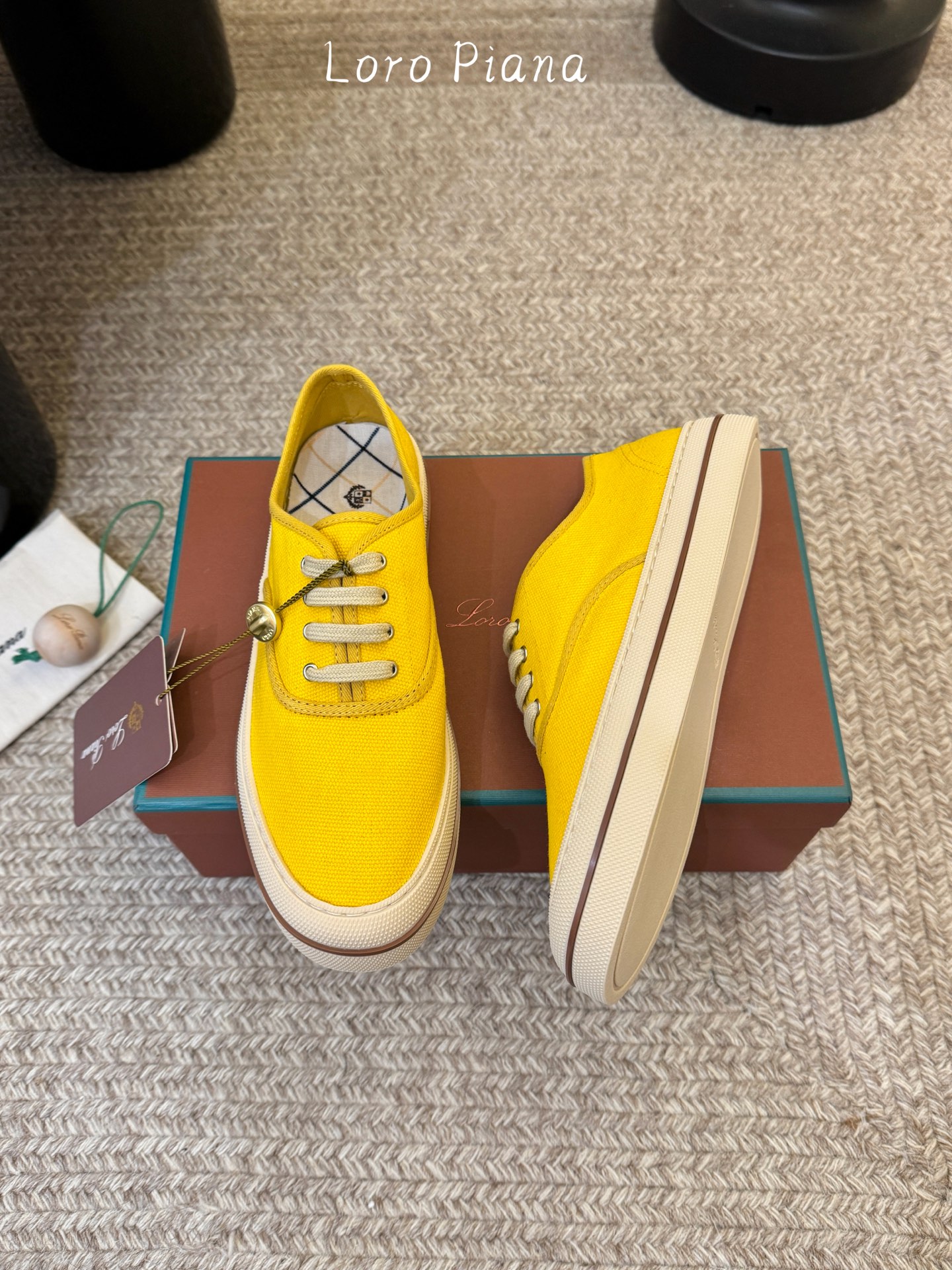 Loropiana新款系带帆布鞋🔥🔥🔥🔥🔥Loro piana一直是以好穿舒适为主的设计风格 这几年老钱