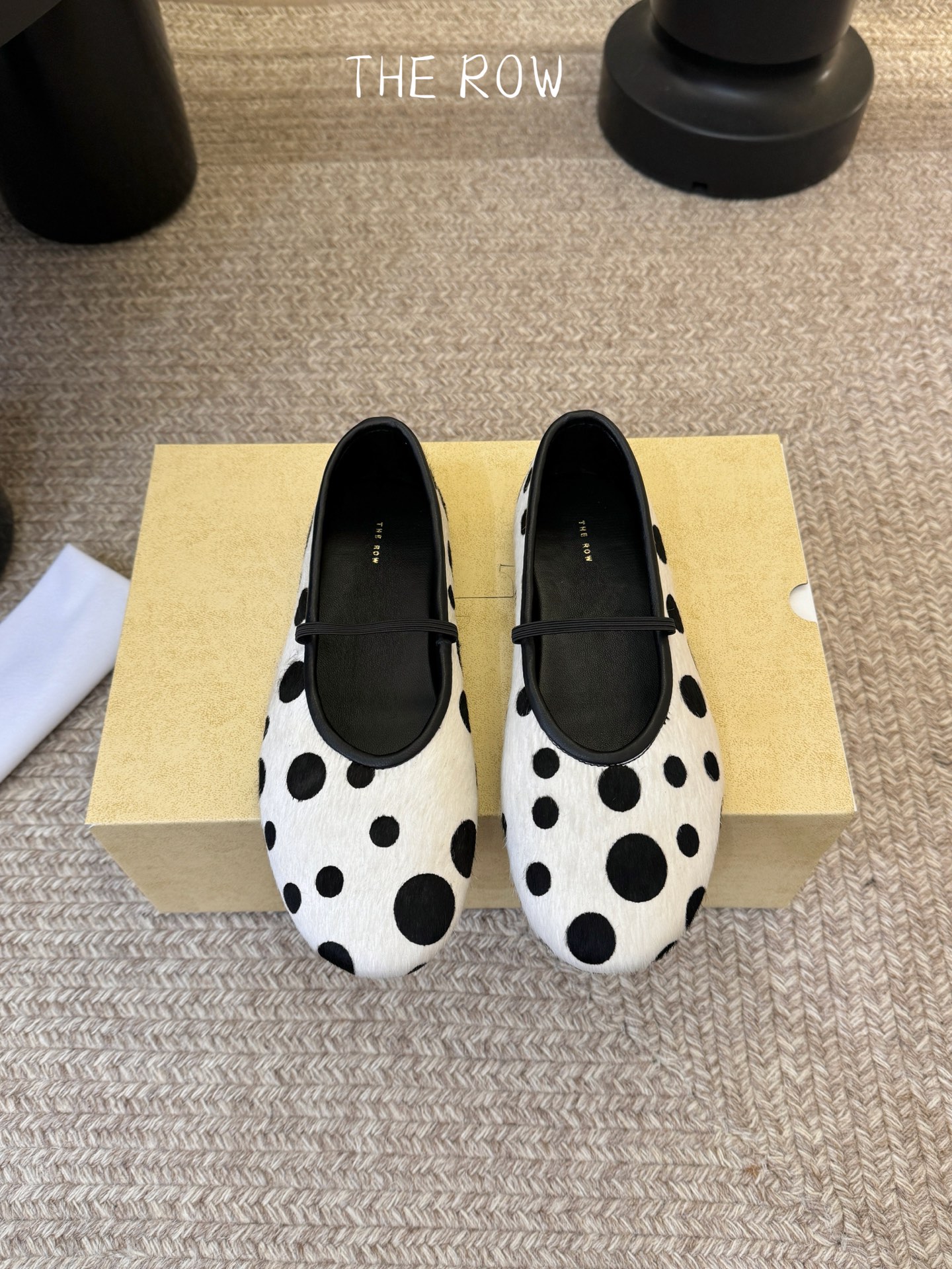 THE ROW 新品极简圆头 玛丽珍单鞋The Row新一季的设计延续极简主义新款 Canal一脚蹬平底