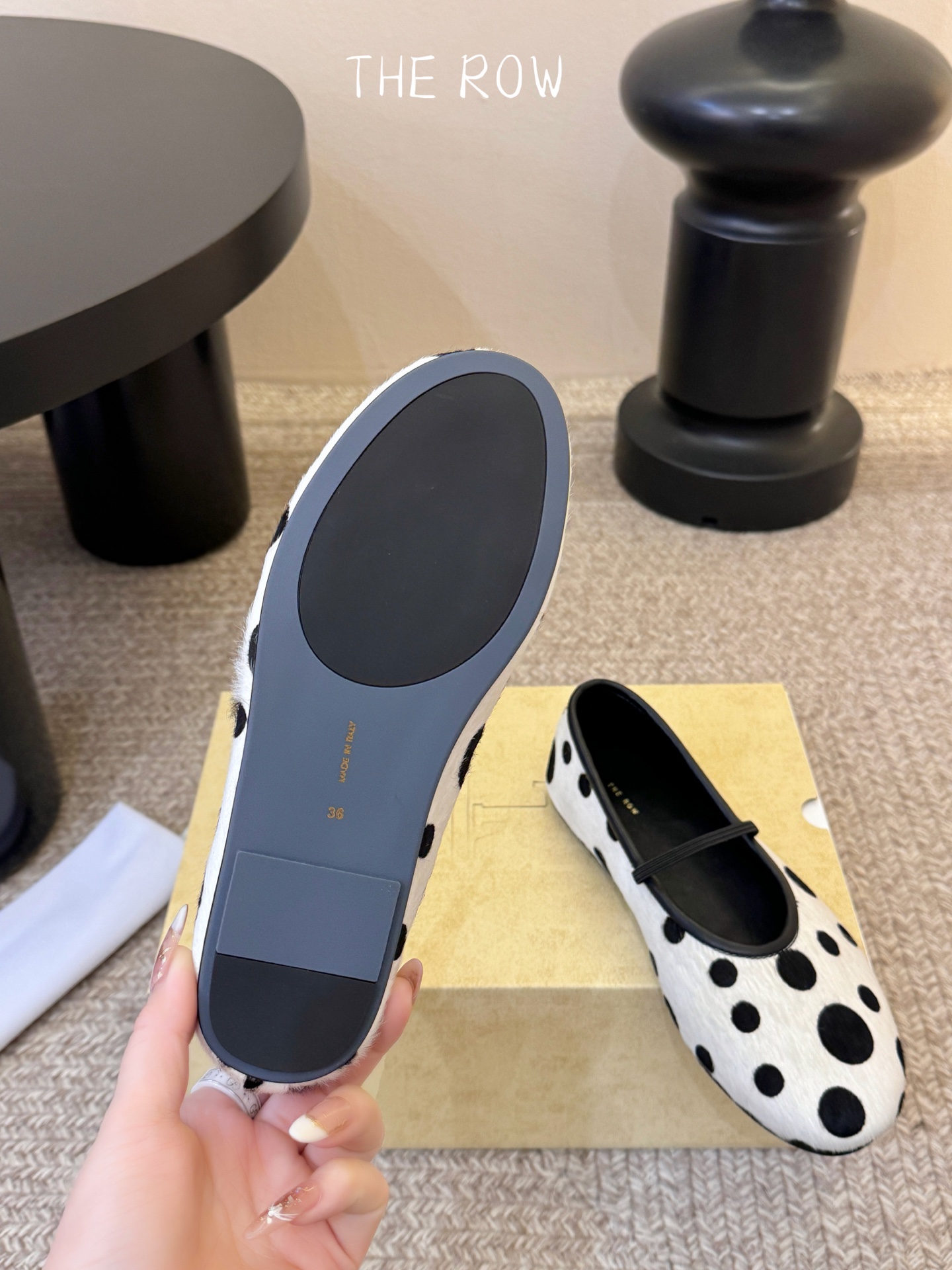 THE ROW 新品极简圆头 玛丽珍单鞋The Row新一季的设计延续极简主义新款 Canal一脚蹬平底