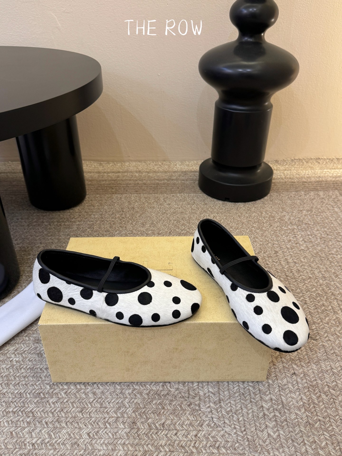 THE ROW 新品极简圆头 玛丽珍单鞋The Row新一季的设计延续极简主义新款 Canal一脚蹬平底