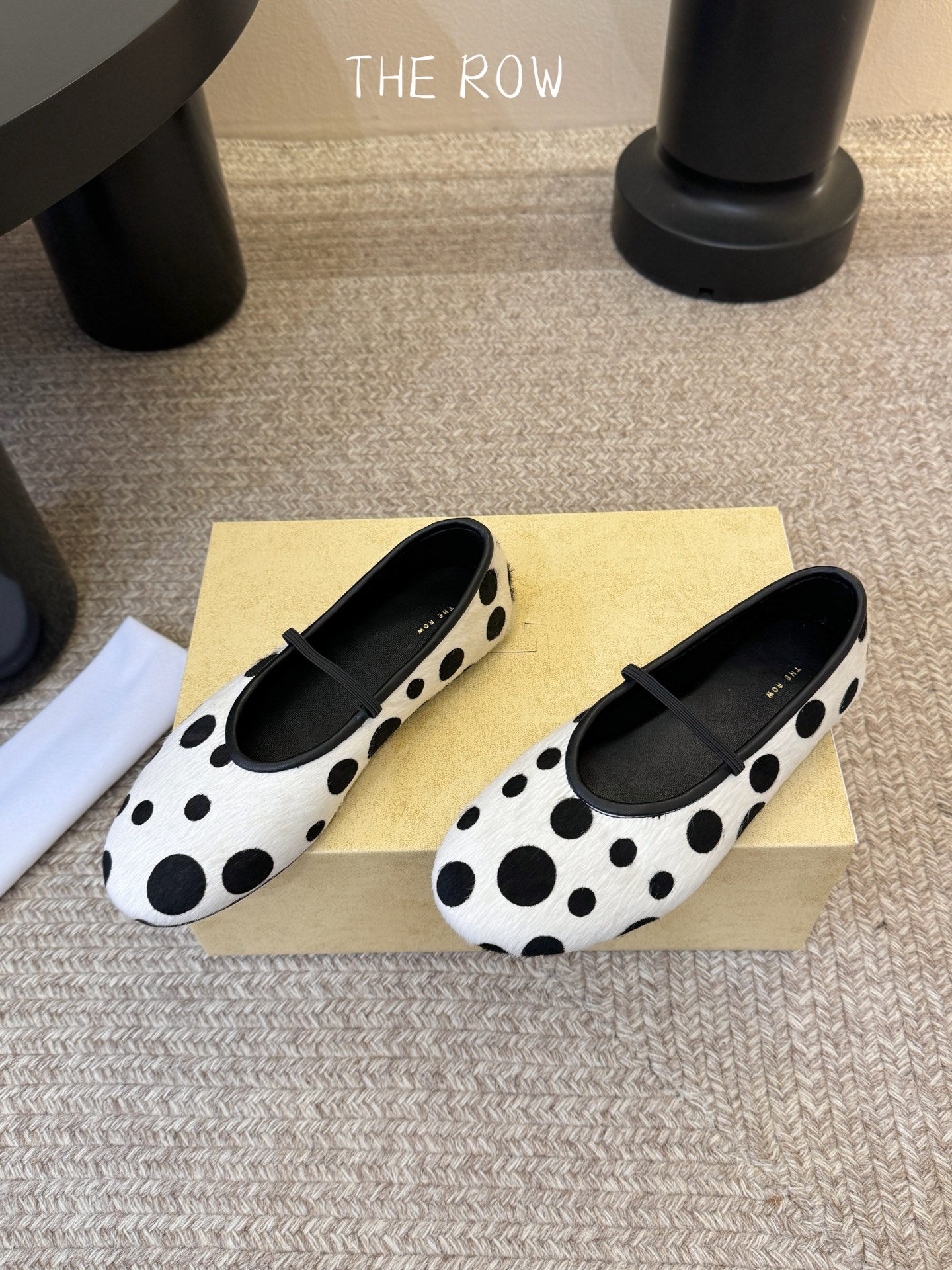 THE ROW 新品极简圆头 玛丽珍单鞋The Row新一季的设计延续极简主义新款 Canal一脚蹬平底