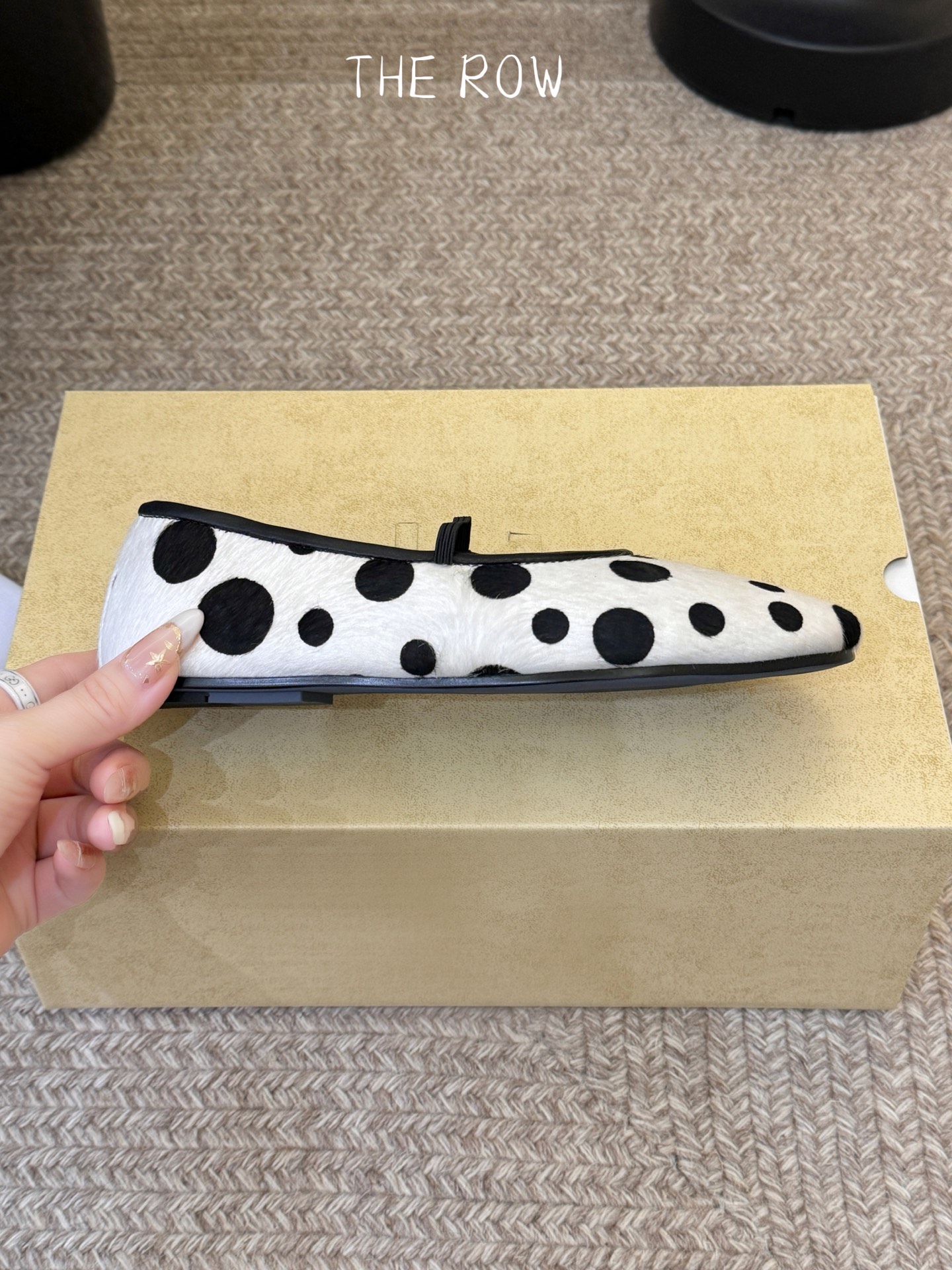 THE ROW 新品极简圆头 玛丽珍单鞋The Row新一季的设计延续极简主义新款 Canal一脚蹬平底