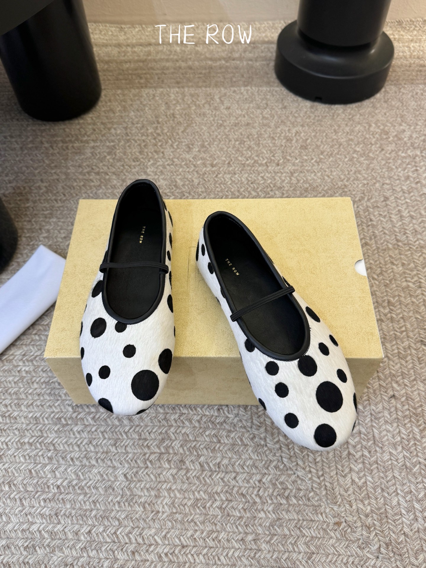 THE ROW 新品极简圆头 玛丽珍单鞋The Row新一季的设计延续极简主义新款 Canal一脚蹬平底