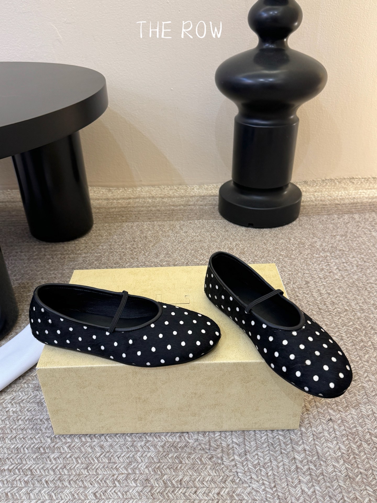 THE ROW 新品极简圆头 玛丽珍单鞋The Row新一季的设计延续极简主义新款 Canal一脚蹬平底