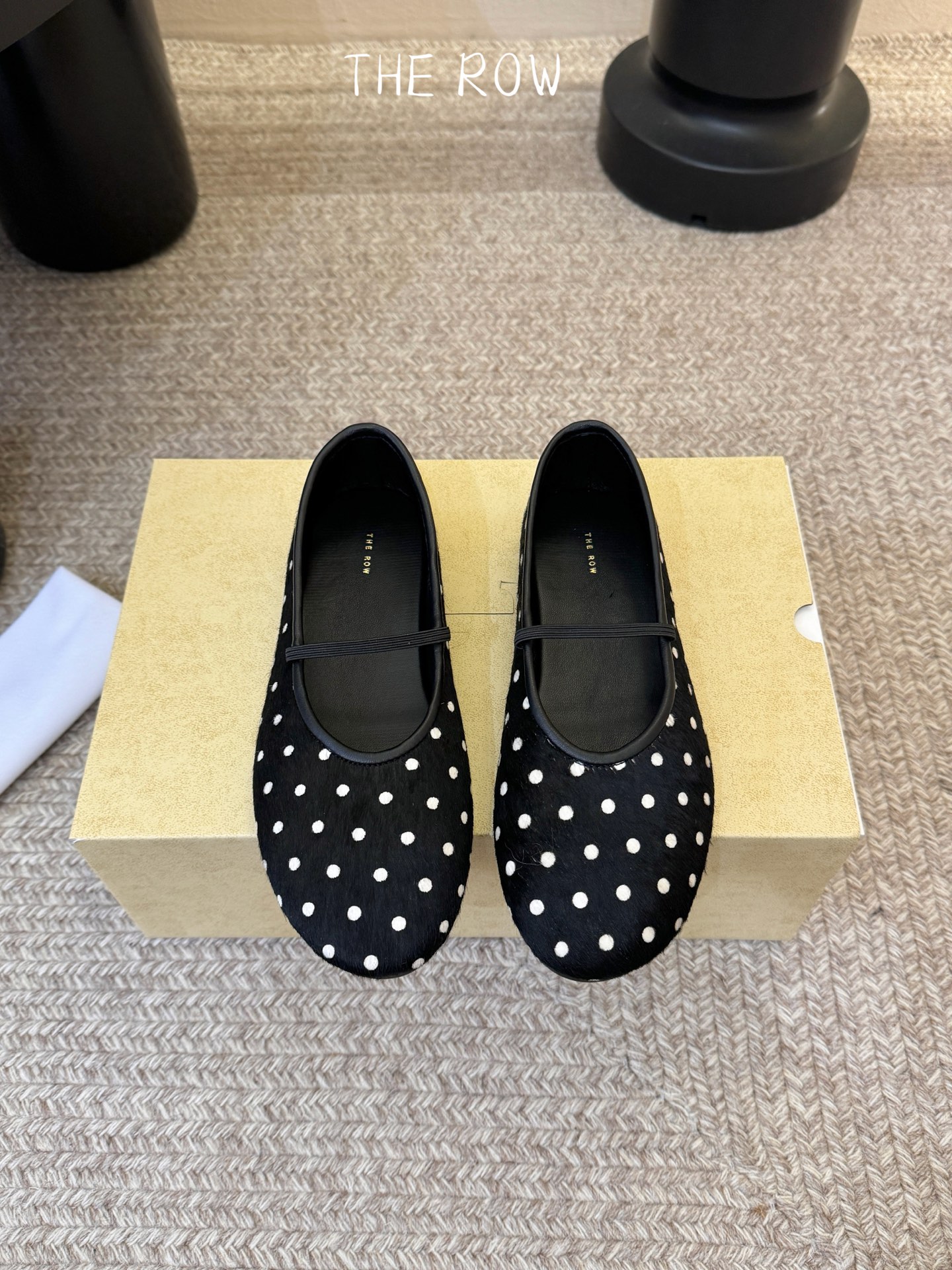 THE ROW 新品极简圆头 玛丽珍单鞋The Row新一季的设计延续极简主义新款 Canal一脚蹬平底