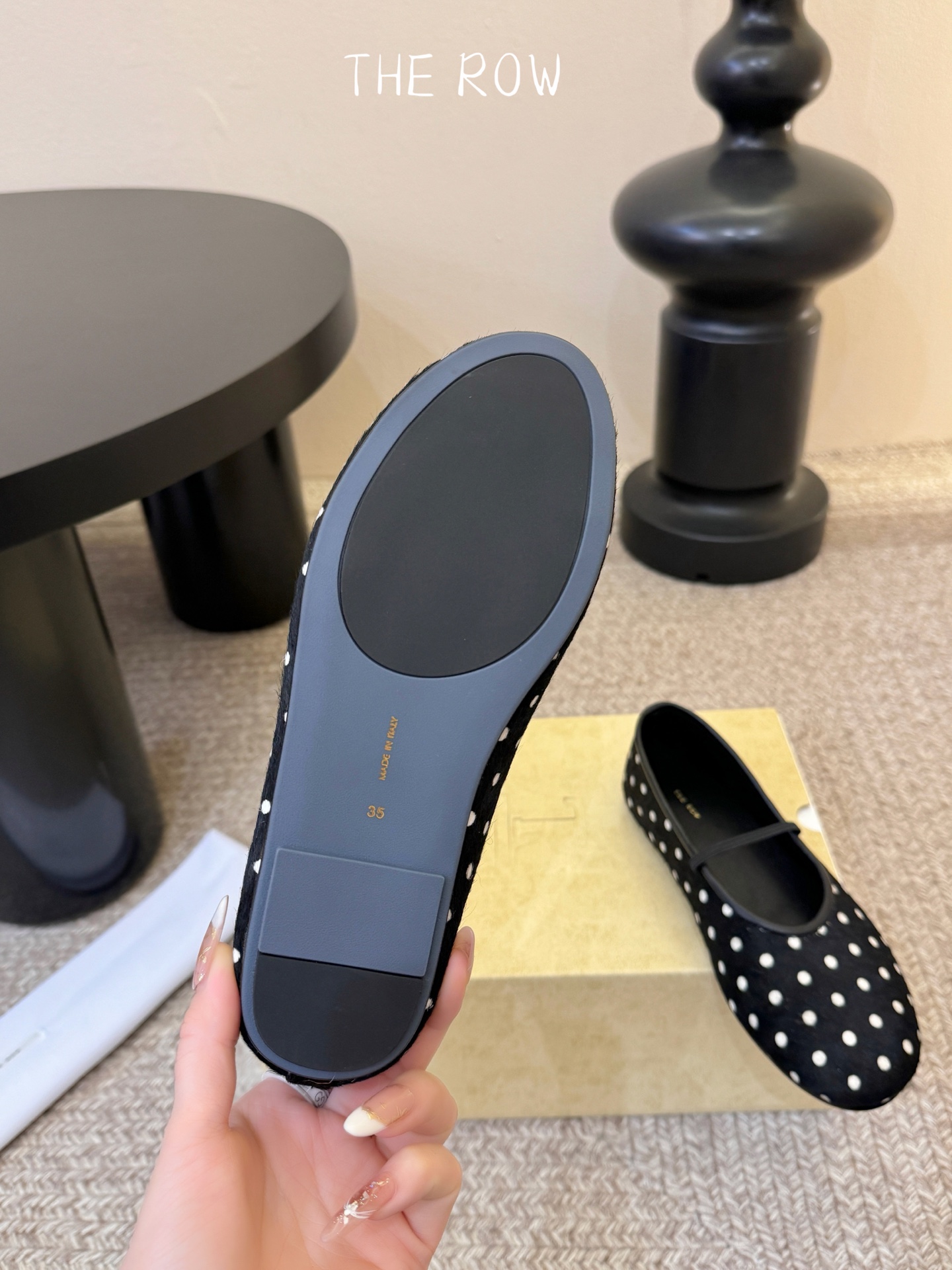 THE ROW 新品极简圆头 玛丽珍单鞋The Row新一季的设计延续极简主义新款 Canal一脚蹬平底