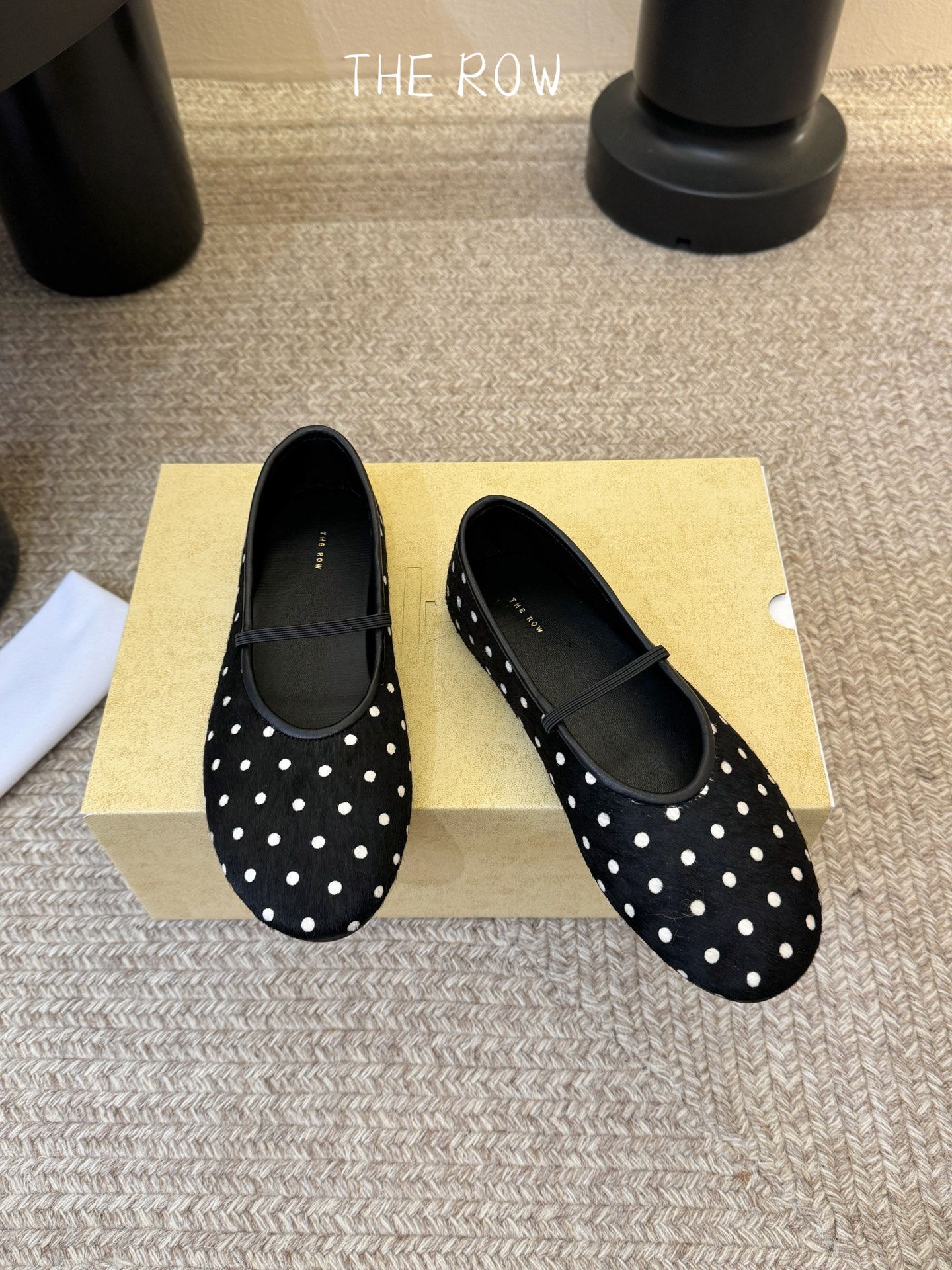 THE ROW 新品极简圆头 玛丽珍单鞋The Row新一季的设计延续极简主义新款 Canal一脚蹬平底