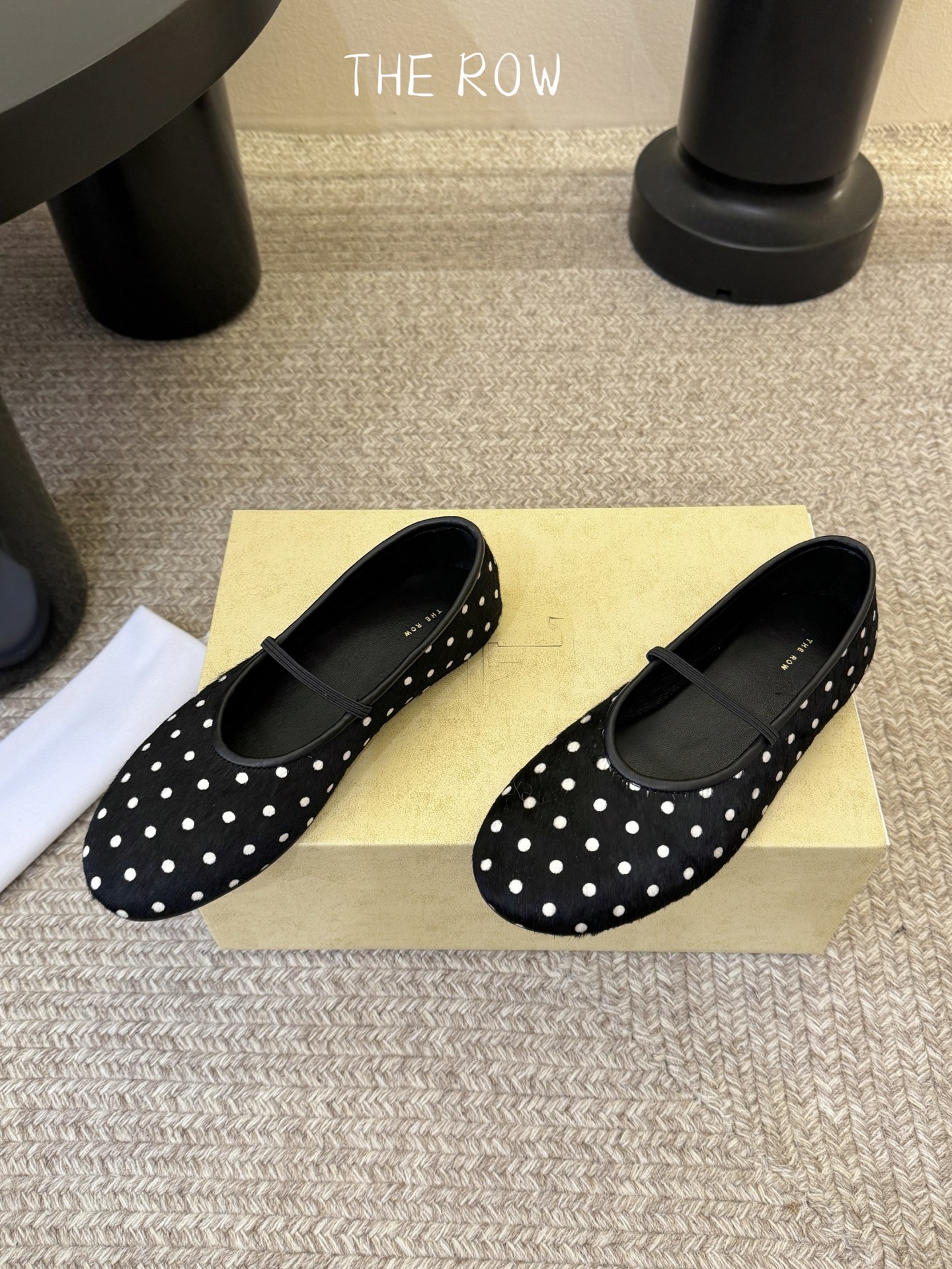 THE ROW 新品极简圆头 玛丽珍单鞋The Row新一季的设计延续极简主义新款 Canal一脚蹬平底