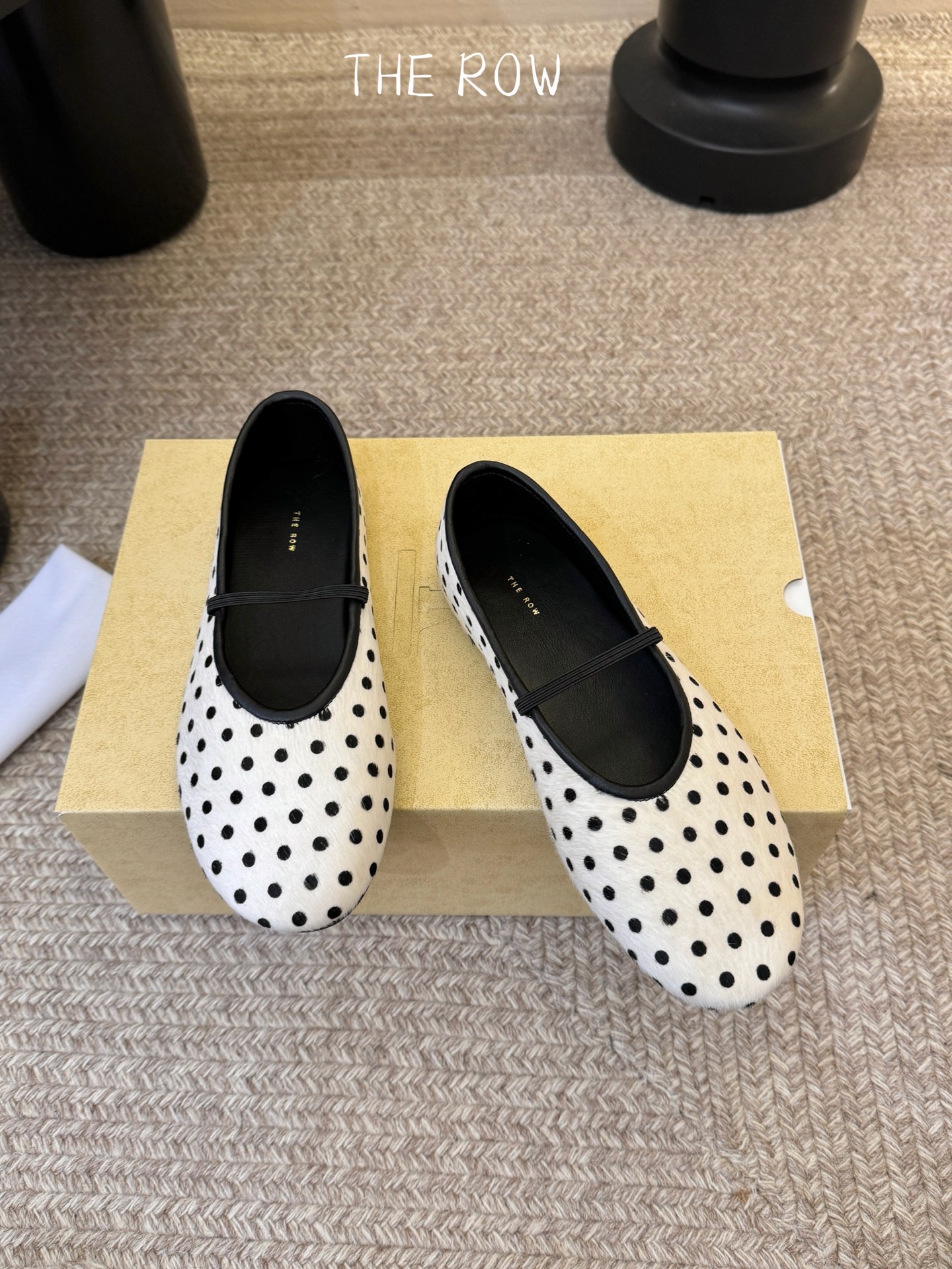 THE ROW 新品极简圆头 玛丽珍单鞋The Row新一季的设计延续极简主义新款 Canal一脚蹬平底