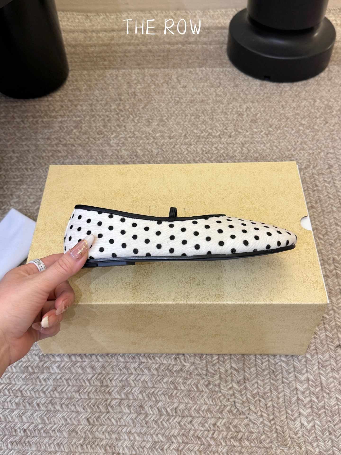 THE ROW 新品极简圆头 玛丽珍单鞋The Row新一季的设计延续极简主义新款 Canal一脚蹬平底