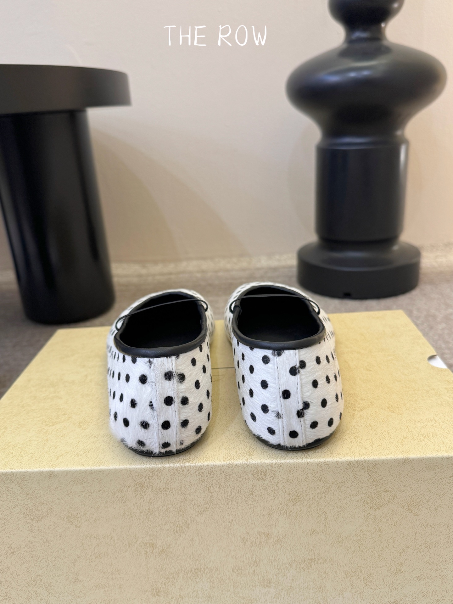 THE ROW 新品极简圆头 玛丽珍单鞋The Row新一季的设计延续极简主义新款 Canal一脚蹬平底