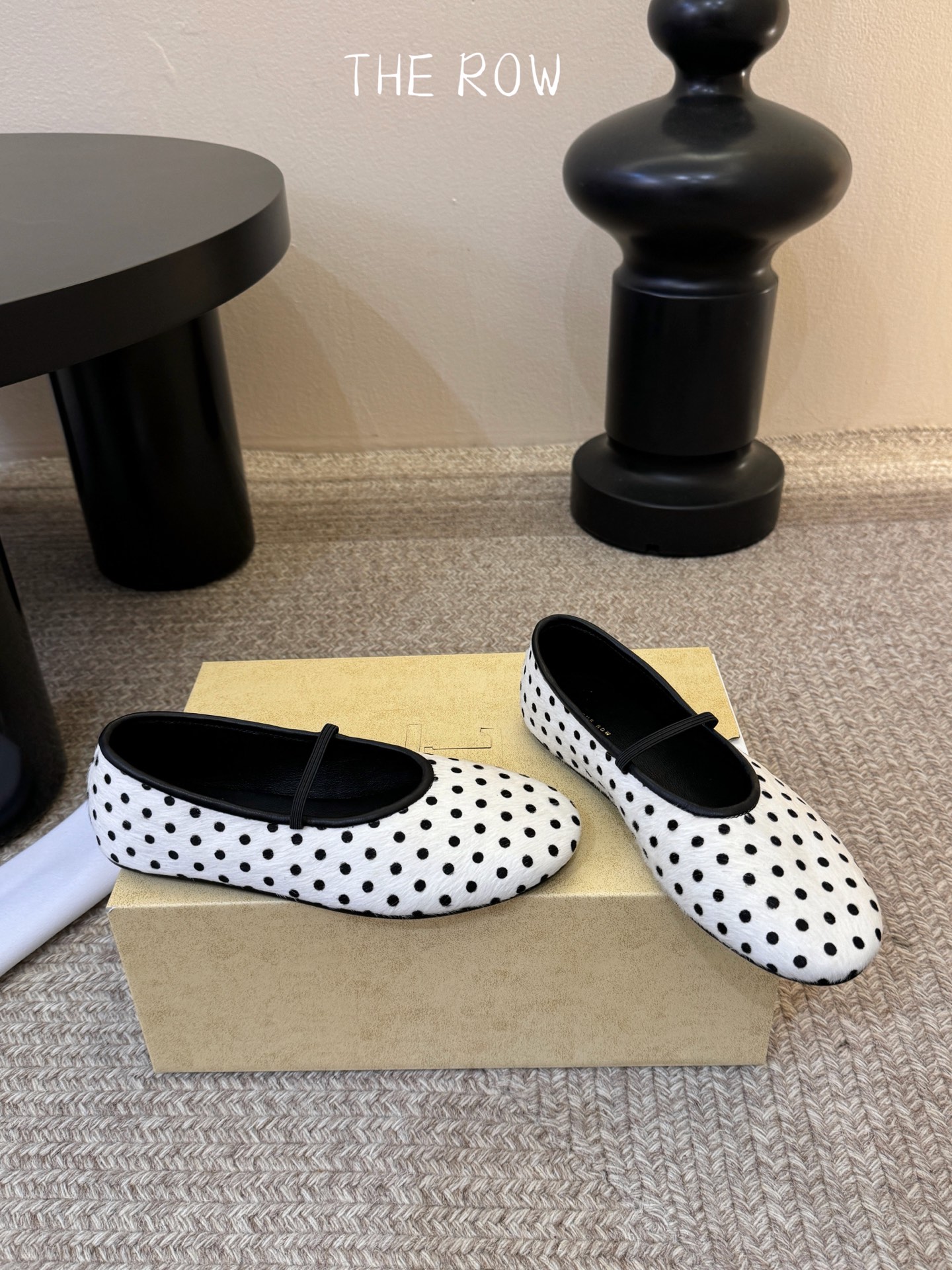 THE ROW 新品极简圆头 玛丽珍单鞋The Row新一季的设计延续极简主义新款 Canal一脚蹬平底