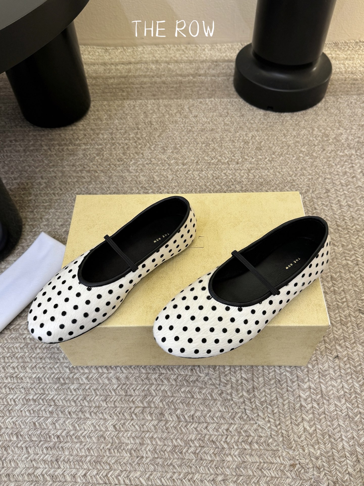 THE ROW 新品极简圆头 玛丽珍单鞋The Row新一季的设计延续极简主义新款 Canal一脚蹬平底
