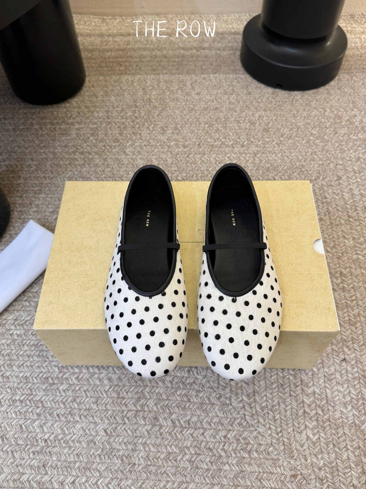 THE ROW 新品极简圆头 玛丽珍单鞋The Row新一季的设计延续极简主义新款 Canal一脚蹬平底