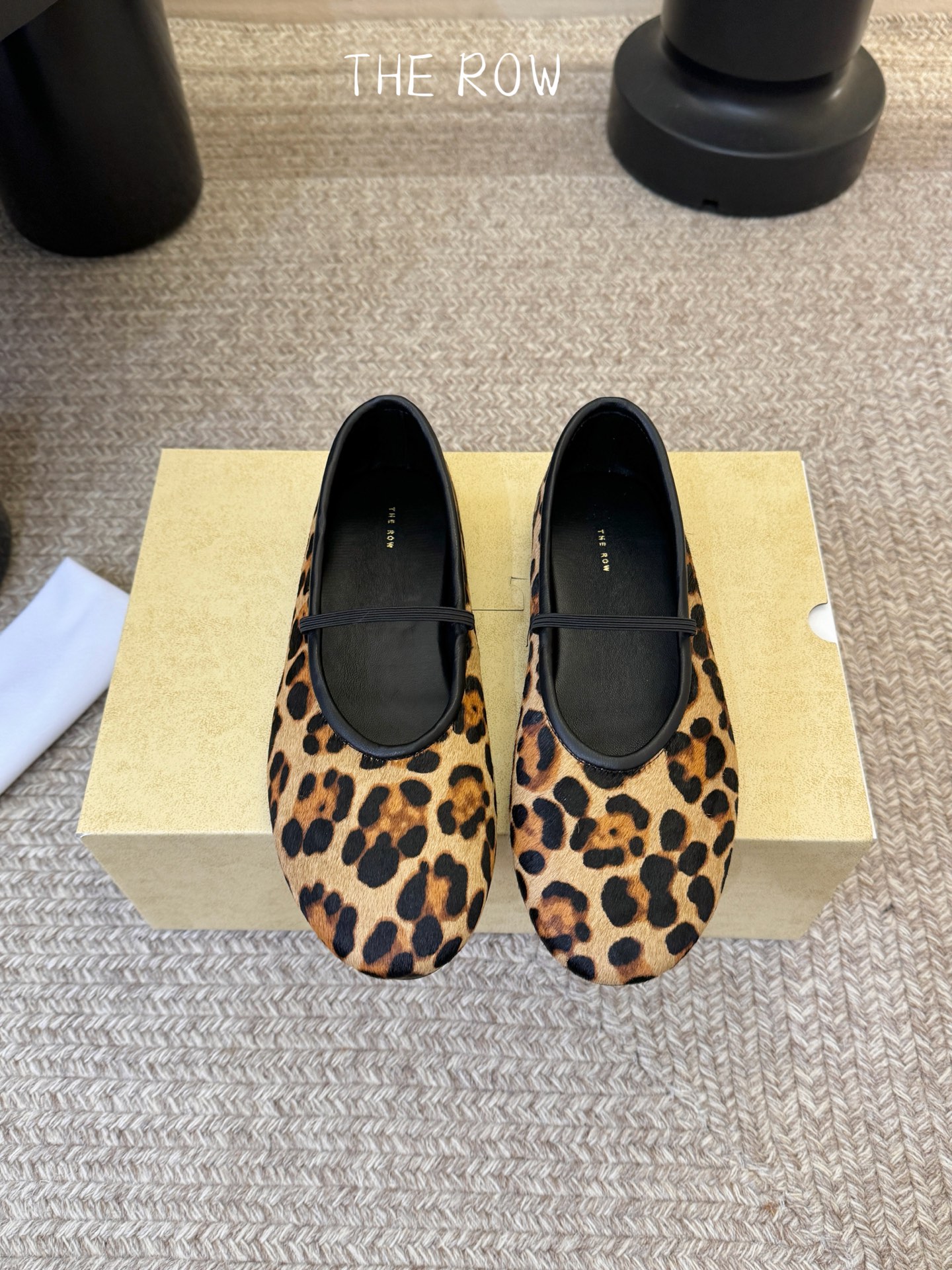 THE ROW 新品极简圆头 玛丽珍单鞋The Row新一季的设计延续极简主义新款 Canal一脚蹬平底