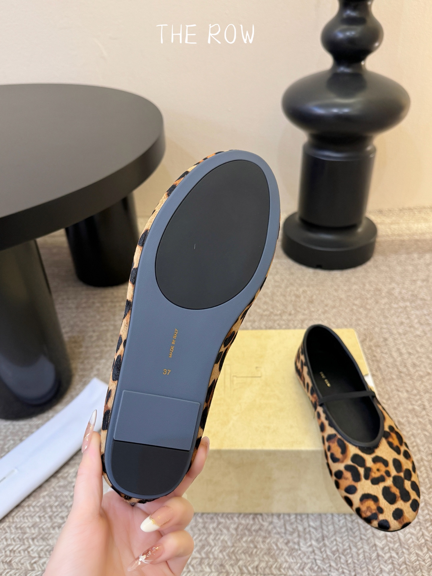 THE ROW 新品极简圆头 玛丽珍单鞋The Row新一季的设计延续极简主义新款 Canal一脚蹬平底