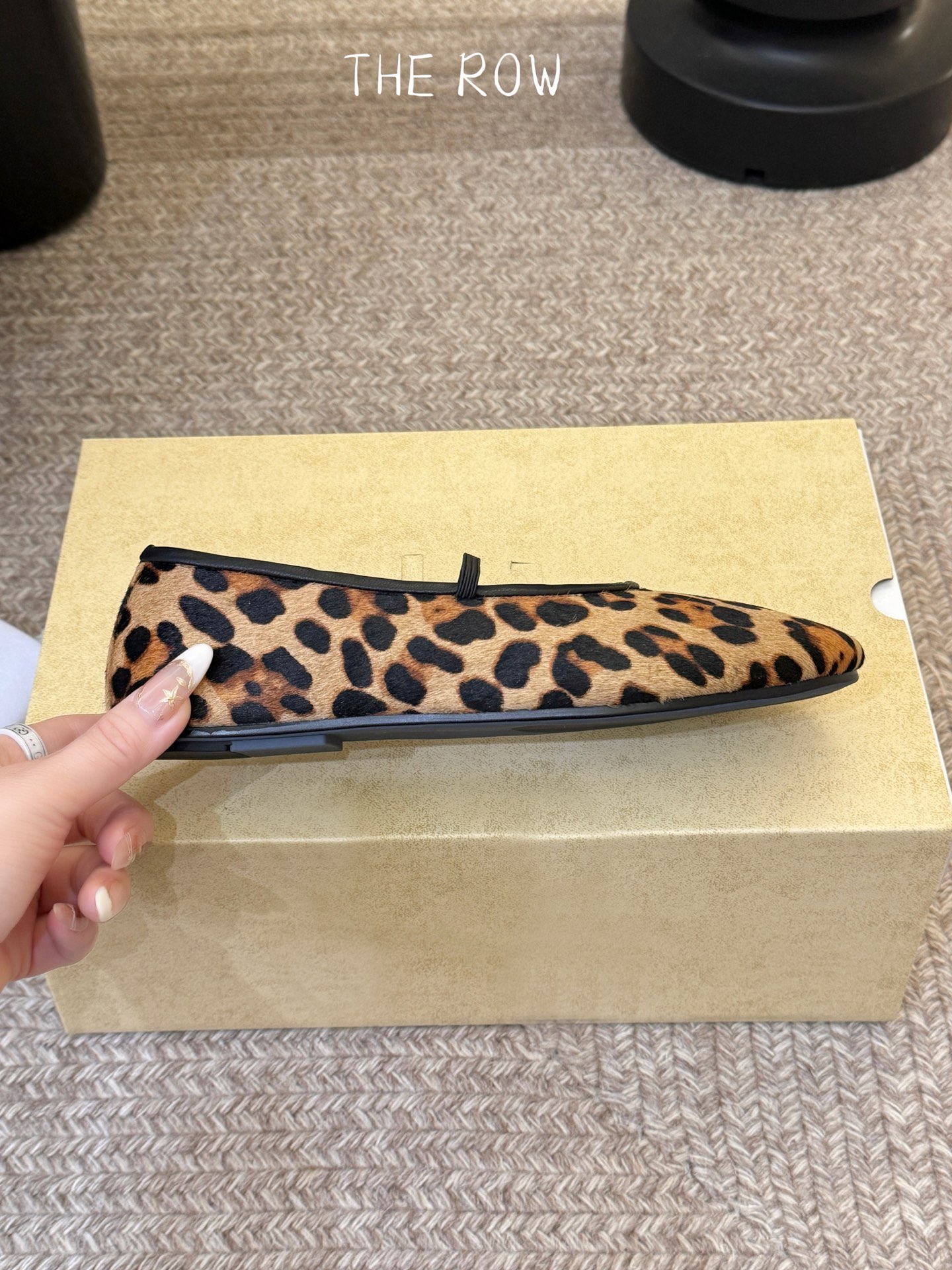 THE ROW 新品极简圆头 玛丽珍单鞋The Row新一季的设计延续极简主义新款 Canal一脚蹬平底