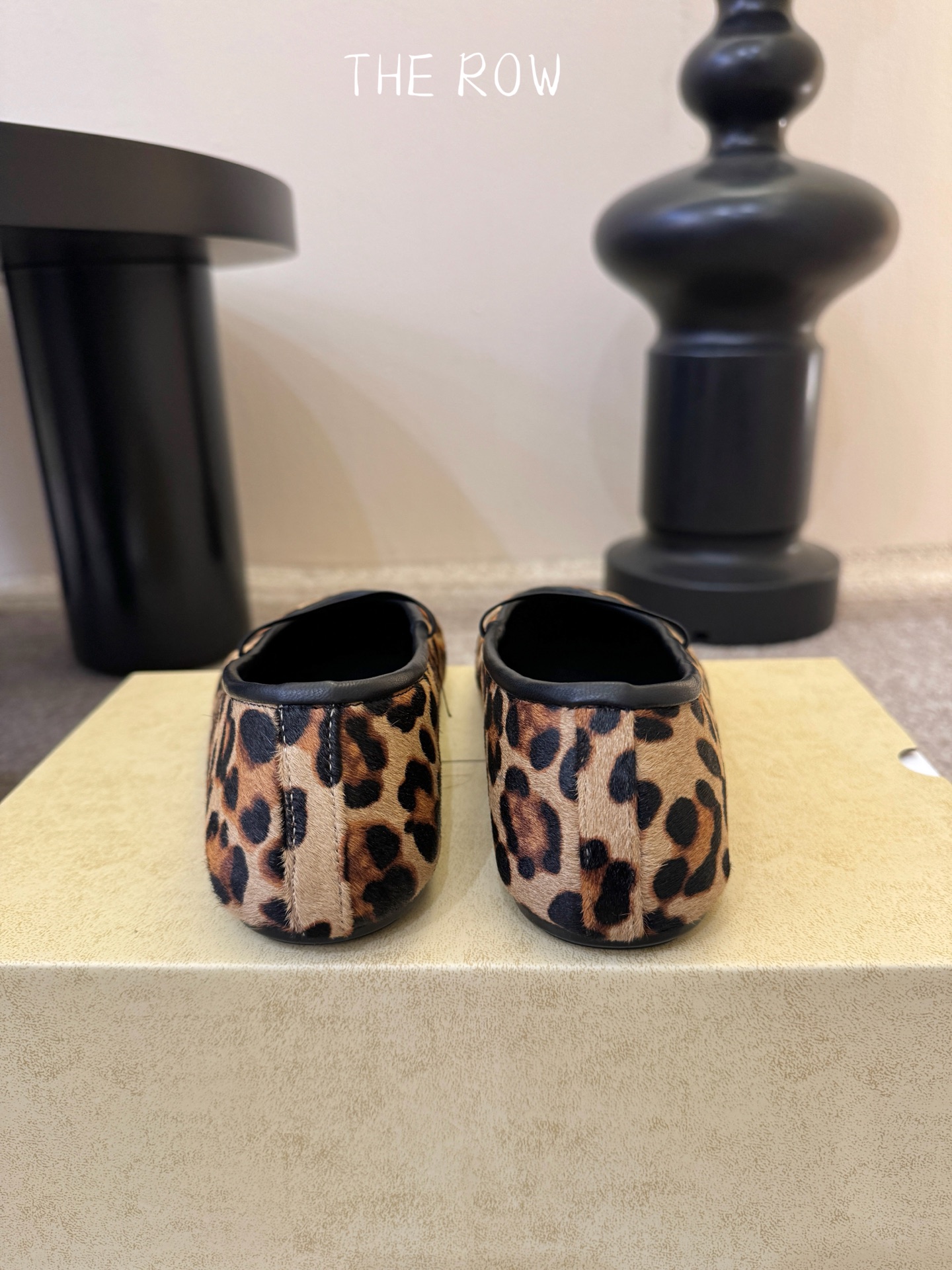 THE ROW 新品极简圆头 玛丽珍单鞋The Row新一季的设计延续极简主义新款 Canal一脚蹬平底