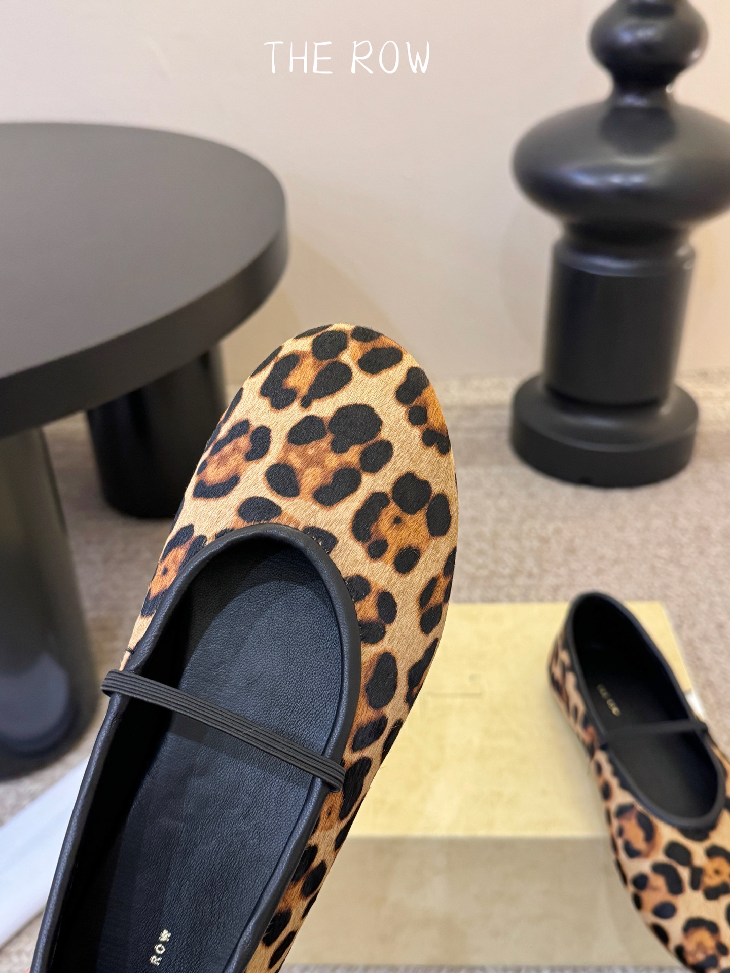 THE ROW 新品极简圆头 玛丽珍单鞋The Row新一季的设计延续极简主义新款 Canal一脚蹬平底