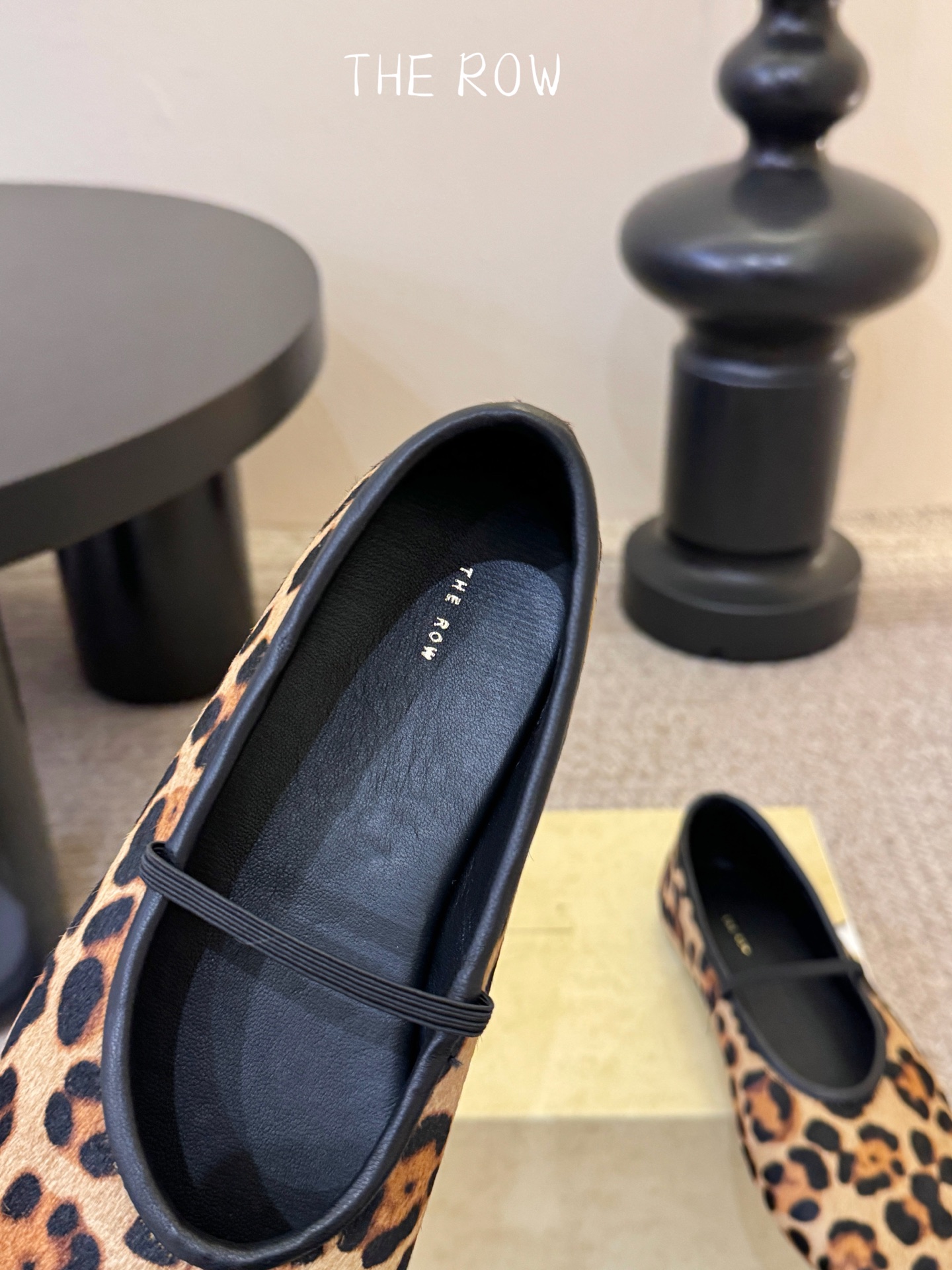 THE ROW 新品极简圆头 玛丽珍单鞋The Row新一季的设计延续极简主义新款 Canal一脚蹬平底