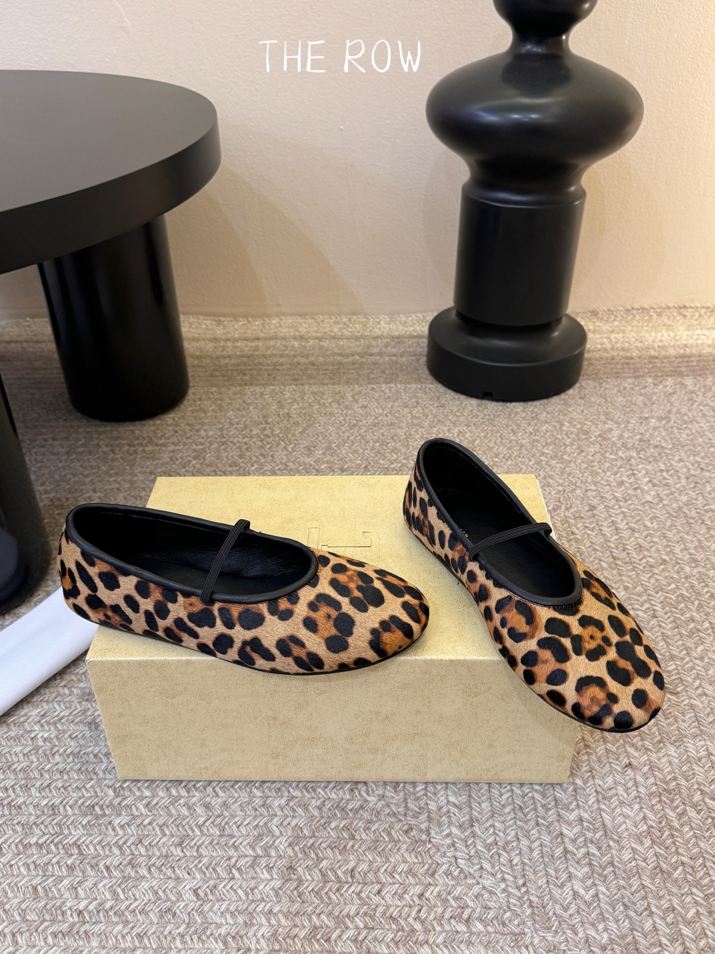 THE ROW 新品极简圆头 玛丽珍单鞋The Row新一季的设计延续极简主义新款 Canal一脚蹬平底