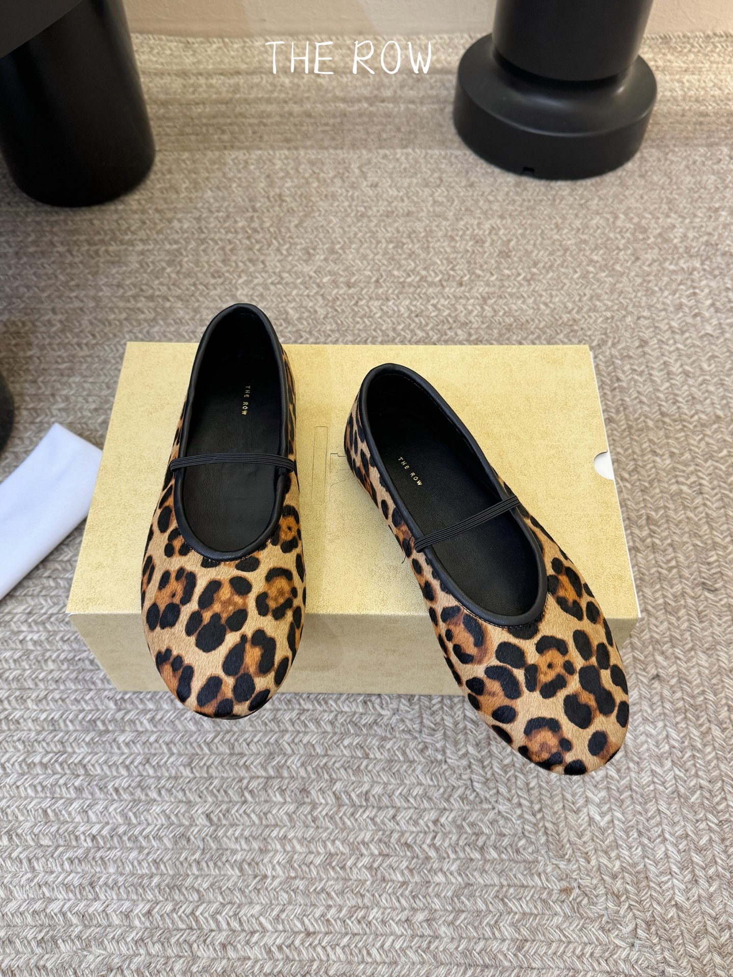 THE ROW 新品极简圆头 玛丽珍单鞋The Row新一季的设计延续极简主义新款 Canal一脚蹬平底