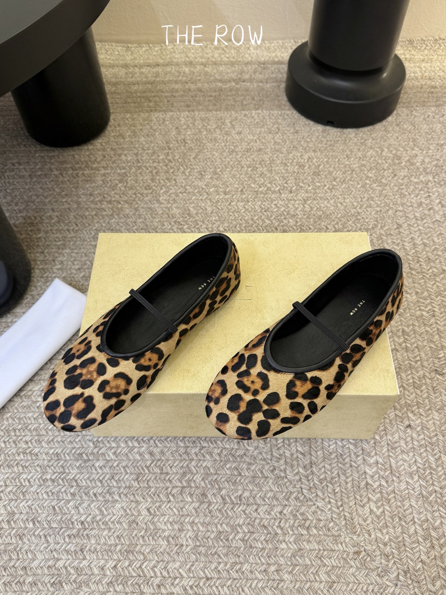 THE ROW 新品极简圆头 玛丽珍单鞋The Row新一季的设计延续极简主义新款 Canal一脚蹬平底