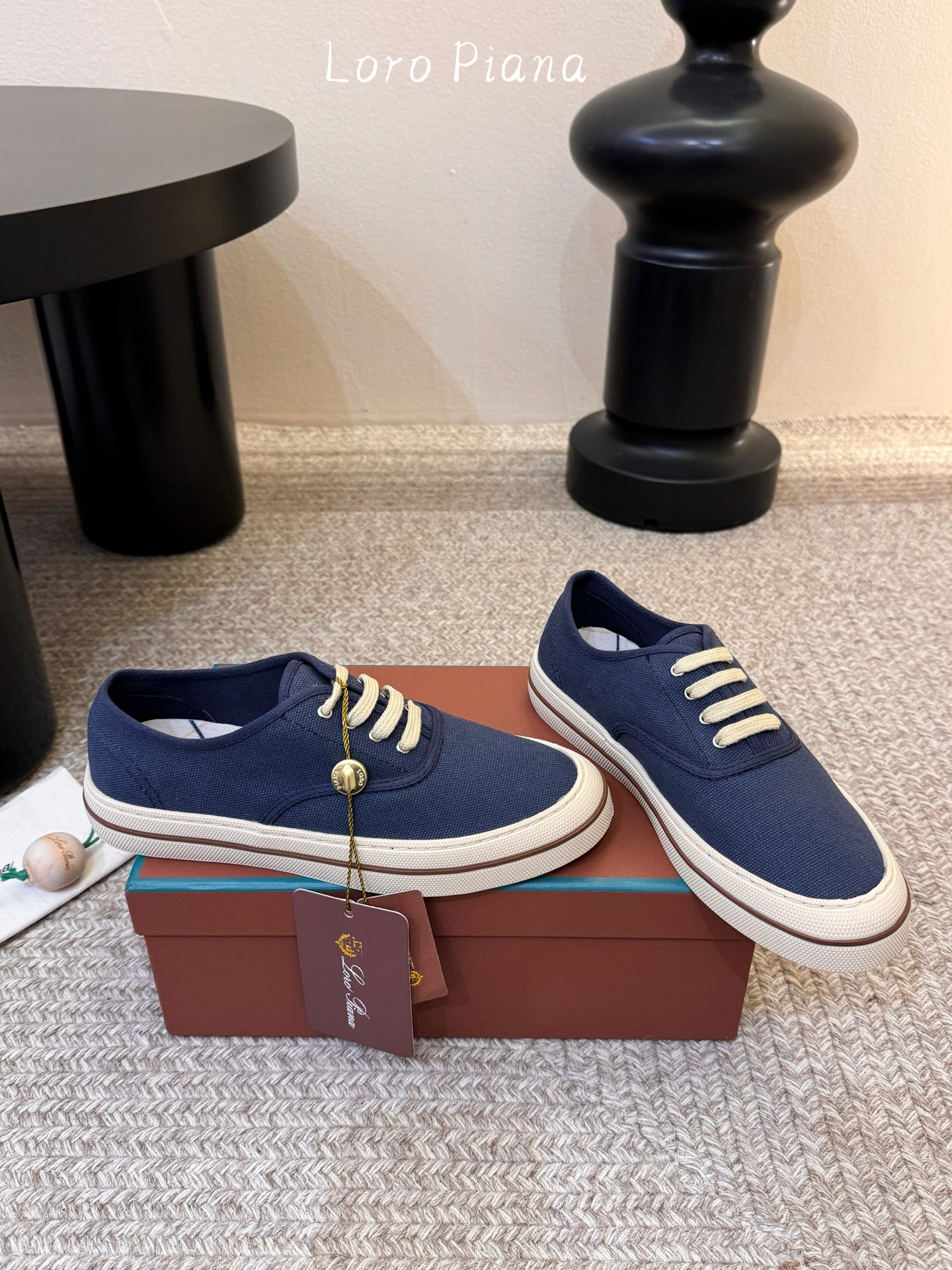 Loropiana新款系带帆布鞋🔥🔥🔥🔥🔥Loro piana一直是以好穿舒适为主的设计风格 这几年老钱