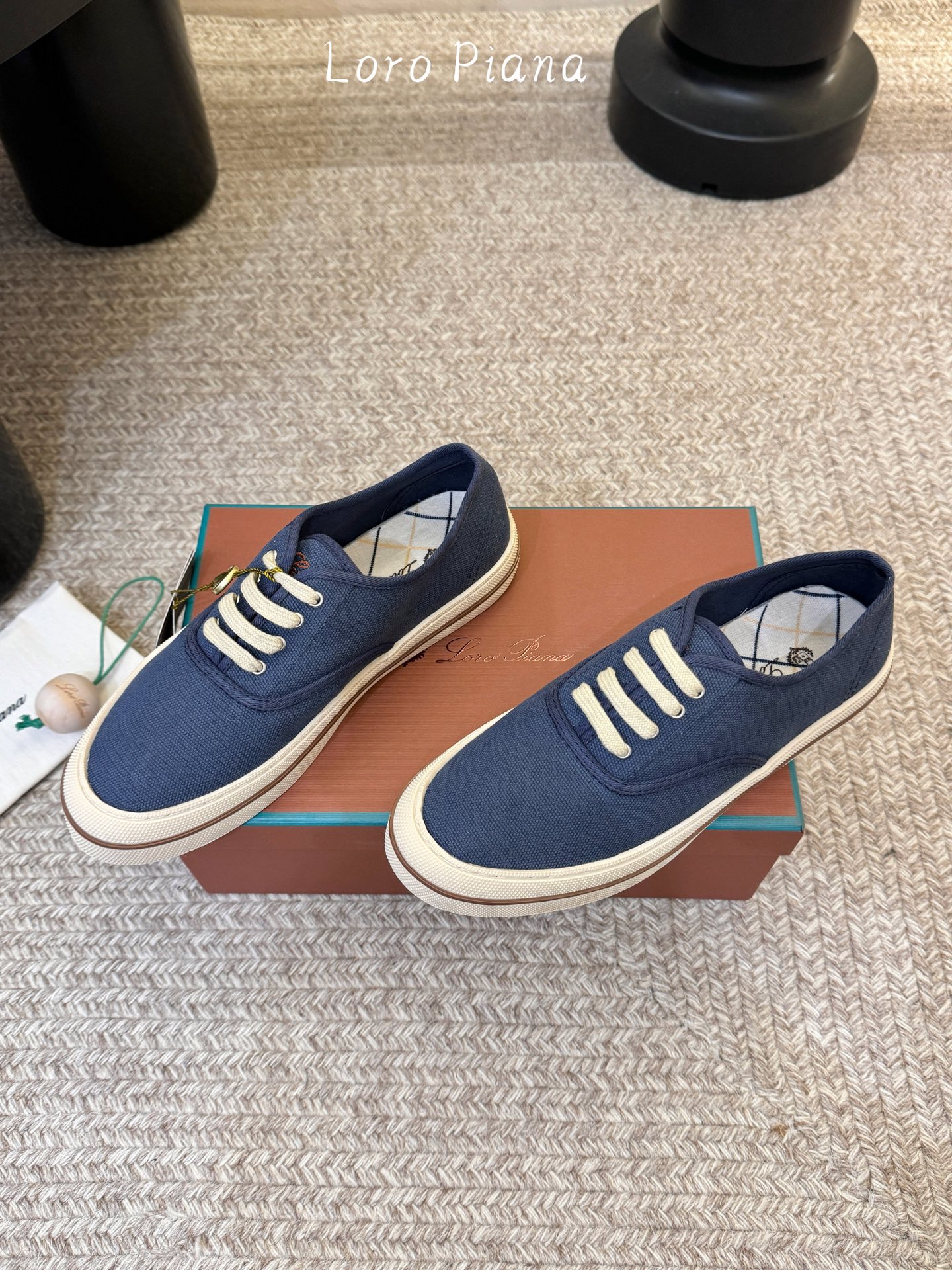 Loropiana新款系带帆布鞋🔥🔥🔥🔥🔥Loro piana一直是以好穿舒适为主的设计风格 这几年老钱