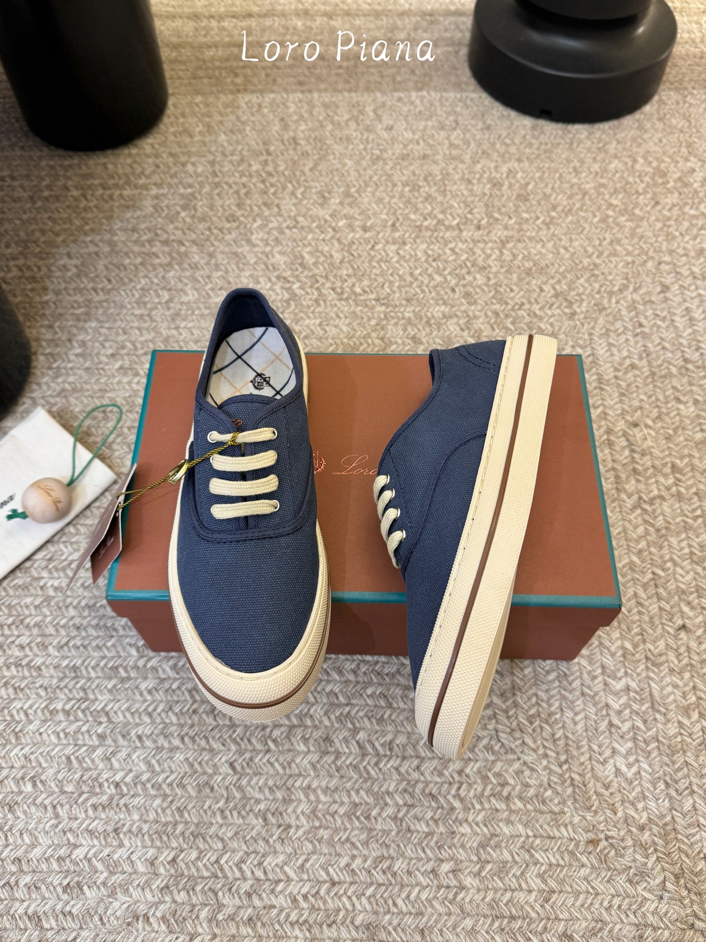 Loropiana新款系带帆布鞋🔥🔥🔥🔥🔥Loro piana一直是以好穿舒适为主的设计风格 这几年老钱