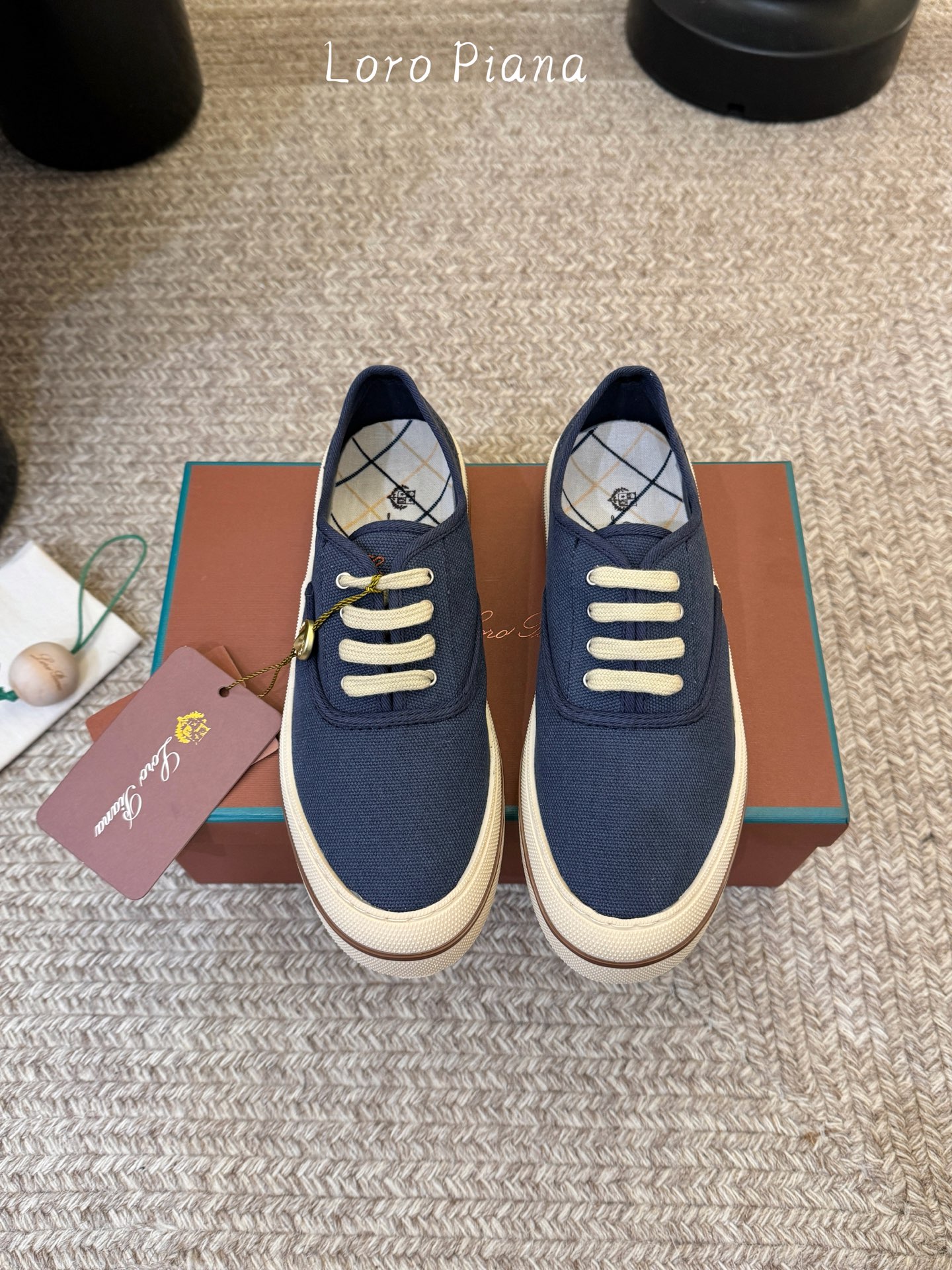 Loropiana新款系带帆布鞋🔥🔥🔥🔥🔥Loro piana一直是以好穿舒适为主的设计风格 这几年老钱