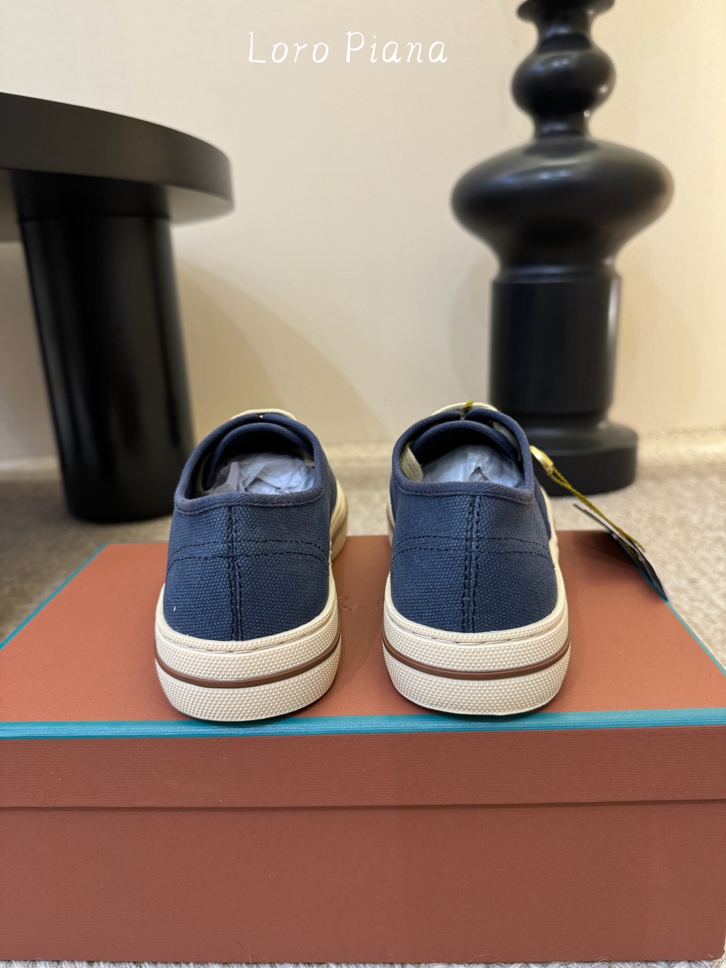 Loropiana新款系带帆布鞋🔥🔥🔥🔥🔥Loro piana一直是以好穿舒适为主的设计风格 这几年老钱