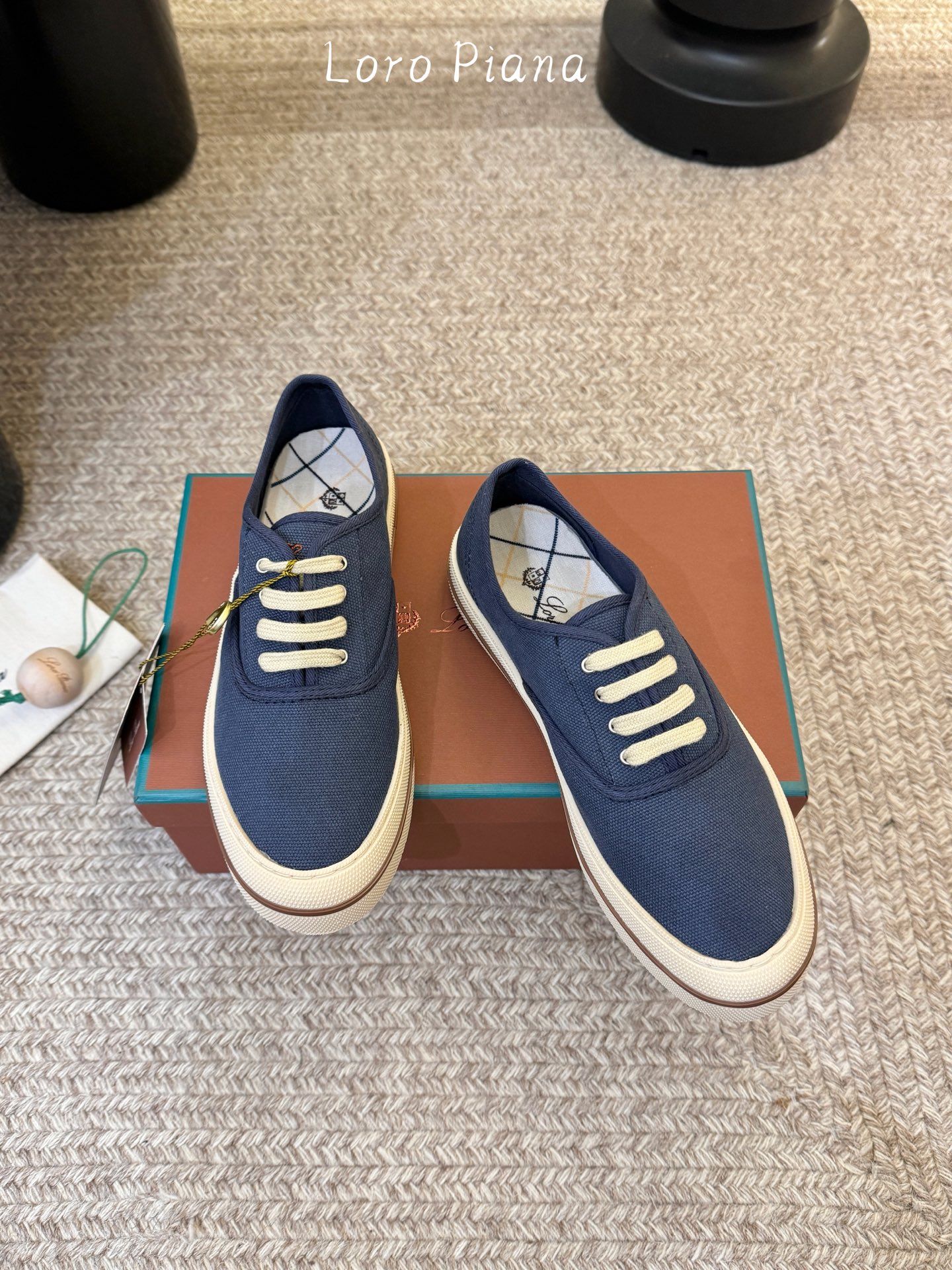 Loropiana新款系带帆布鞋🔥🔥🔥🔥🔥Loro piana一直是以好穿舒适为主的设计风格 这几年老钱
