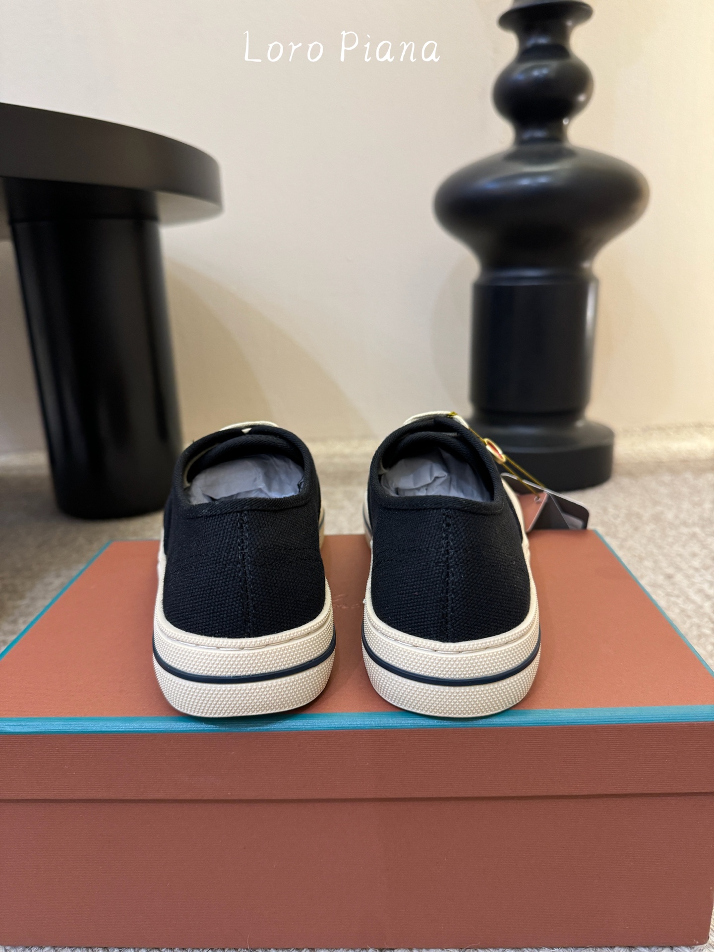 Loropiana新款系带帆布鞋🔥🔥🔥🔥🔥Loro piana一直是以好穿舒适为主的设计风格 这几年老钱