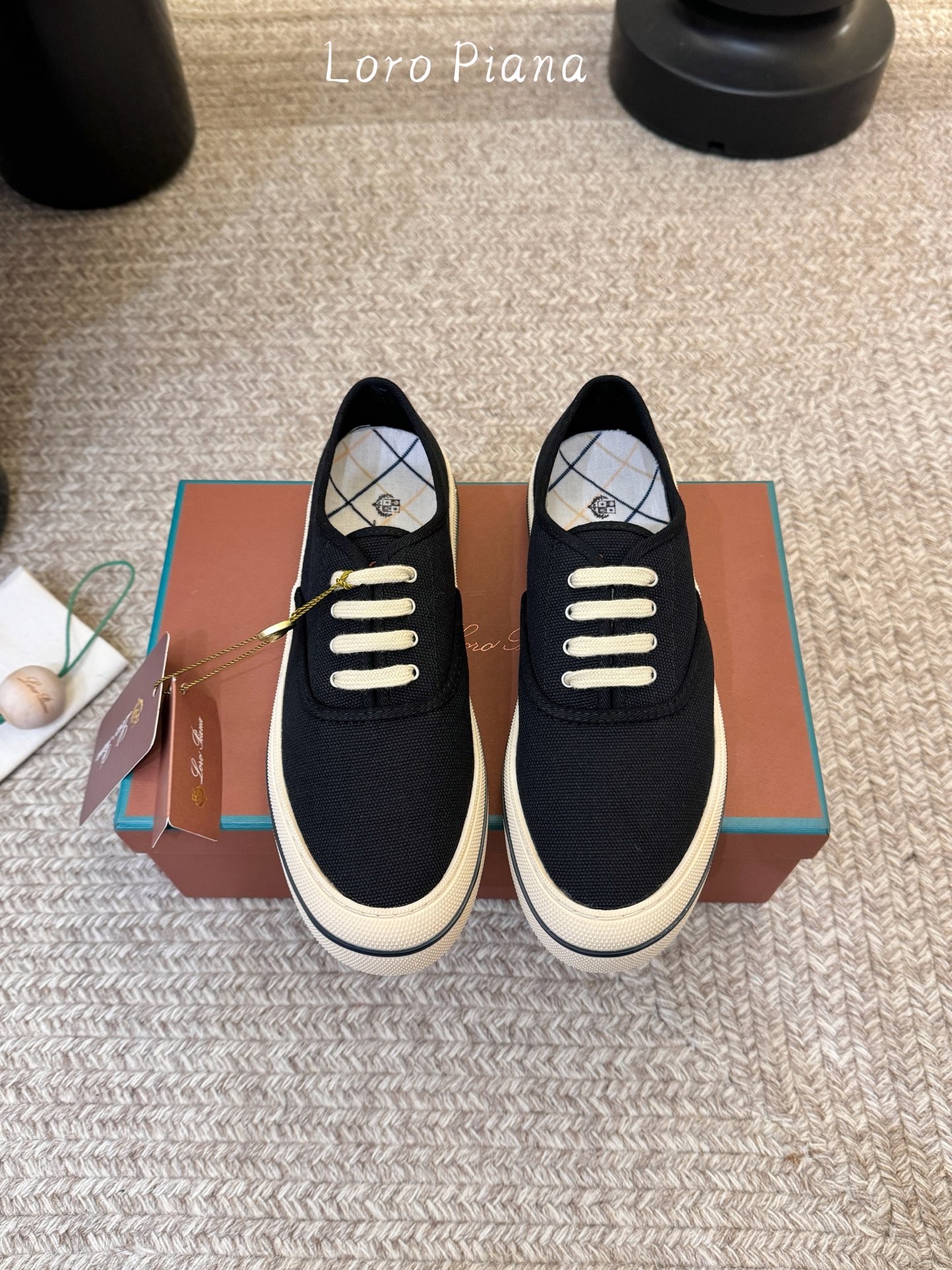 Loropiana新款系带帆布鞋🔥🔥🔥🔥🔥Loro piana一直是以好穿舒适为主的设计风格 这几年老钱
