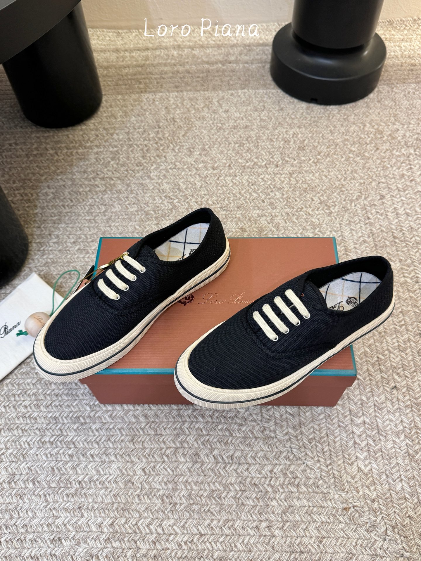 Loropiana新款系带帆布鞋🔥🔥🔥🔥🔥Loro piana一直是以好穿舒适为主的设计风格 这几年老钱