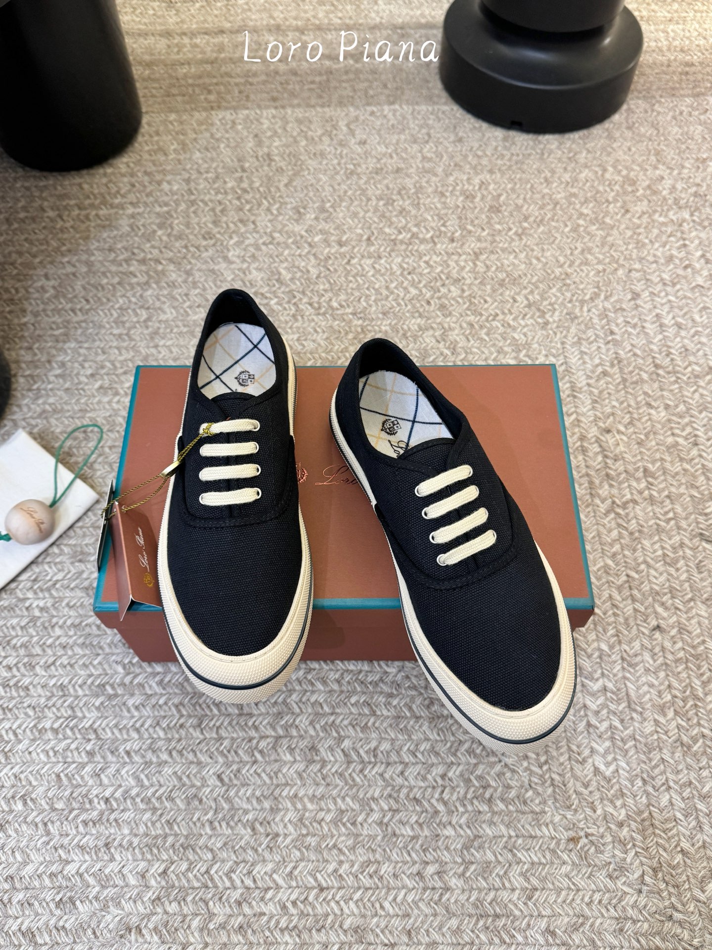 Loropiana新款系带帆布鞋🔥🔥🔥🔥🔥Loro piana一直是以好穿舒适为主的设计风格 这几年老钱