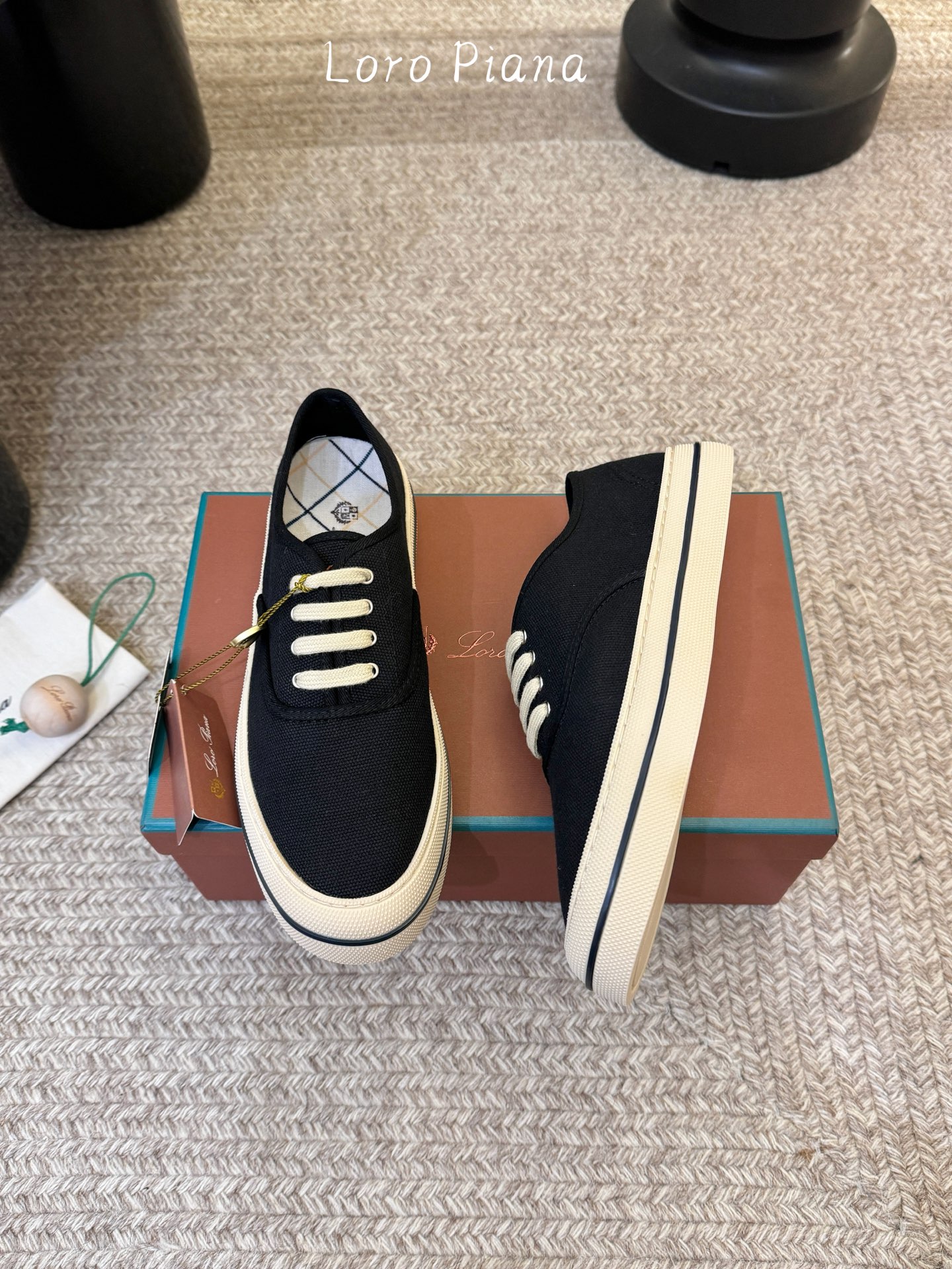 Loropiana新款系带帆布鞋🔥🔥🔥🔥🔥Loro piana一直是以好穿舒适为主的设计风格 这几年老钱