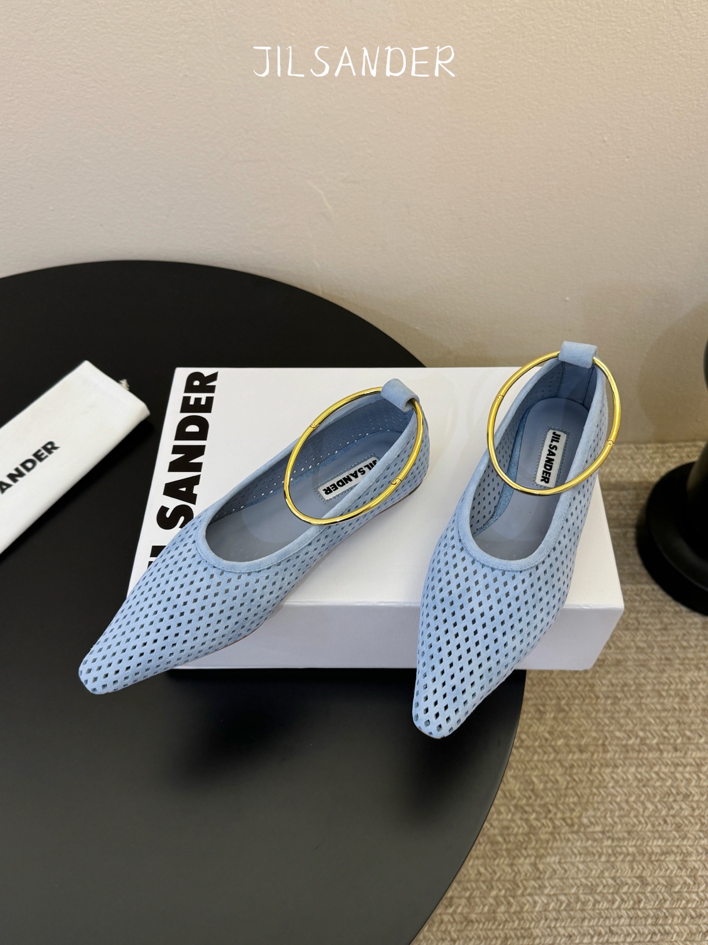 Jil sande* 𝟐𝟔𝐀𝐖新品网眼尖头鞋｜先锋与优雅的日常平衡 以透气网眼重构尖头鞋的经典轮廓 金属