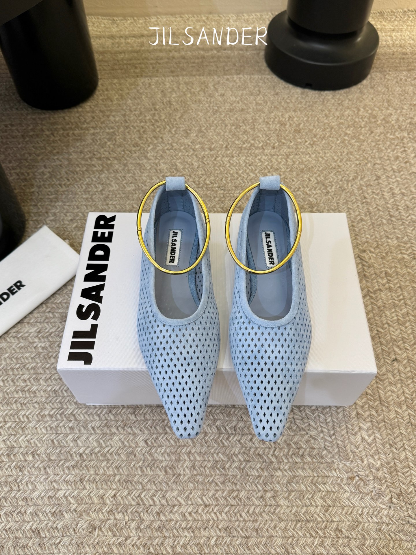 Jil sande* 𝟐𝟔𝐀𝐖新品网眼尖头鞋｜先锋与优雅的日常平衡 以透气网眼重构尖头鞋的经典轮廓 金属