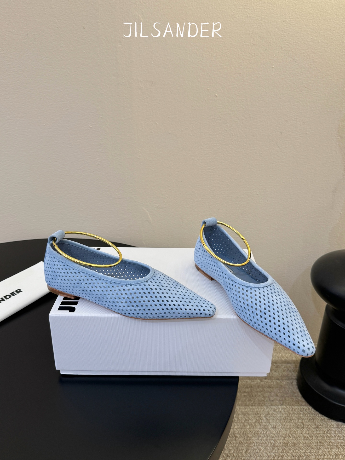 Jil sande* 𝟐𝟔𝐀𝐖新品网眼尖头鞋｜先锋与优雅的日常平衡 以透气网眼重构尖头鞋的经典轮廓 金属