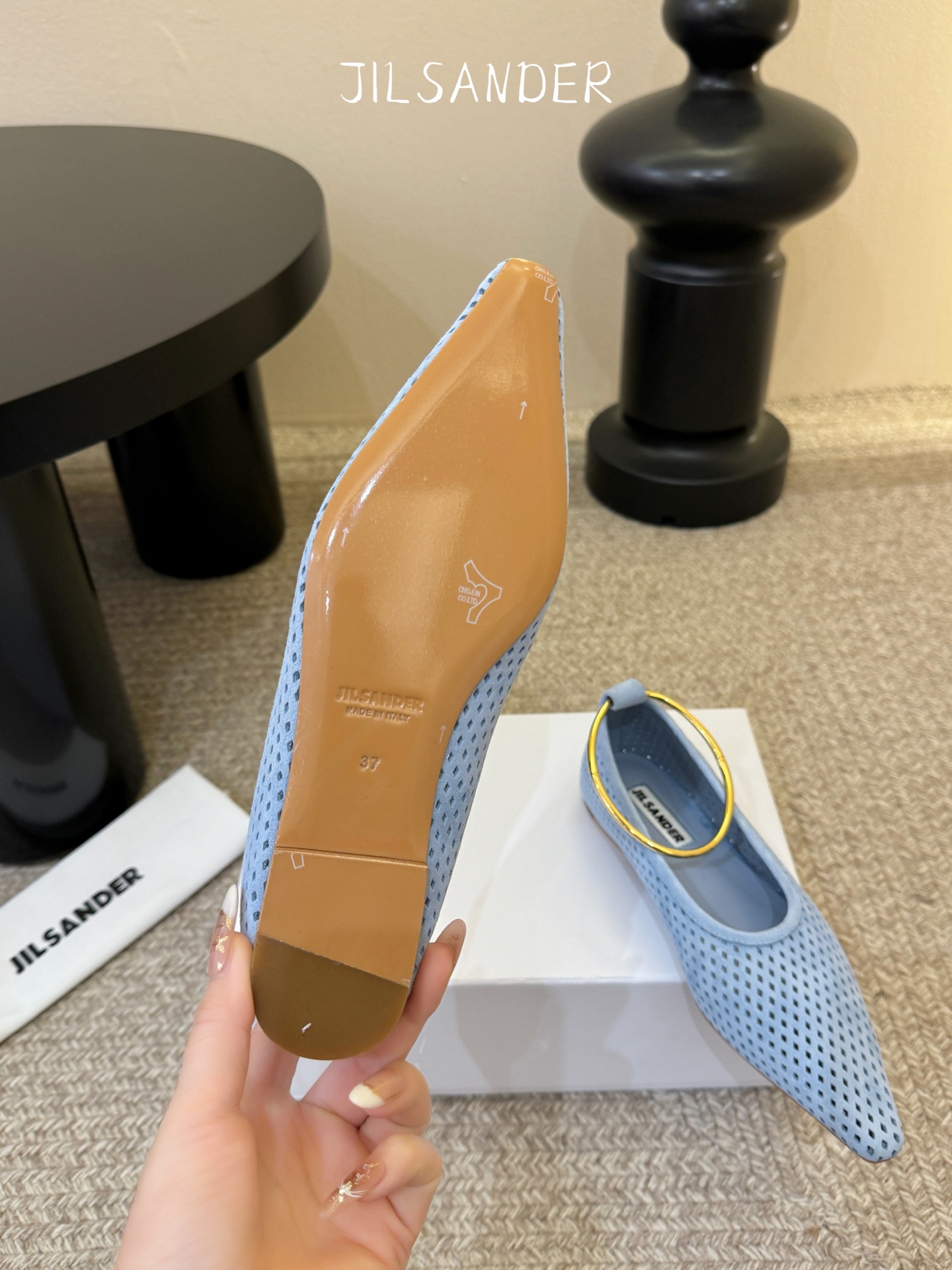 Jil sande* 𝟐𝟔𝐀𝐖新品网眼尖头鞋｜先锋与优雅的日常平衡 以透气网眼重构尖头鞋的经典轮廓 金属