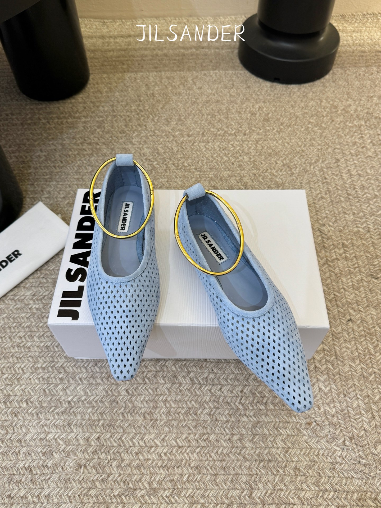 Jil sande* 𝟐𝟔𝐀𝐖新品网眼尖头鞋｜先锋与优雅的日常平衡 以透气网眼重构尖头鞋的经典轮廓 金属