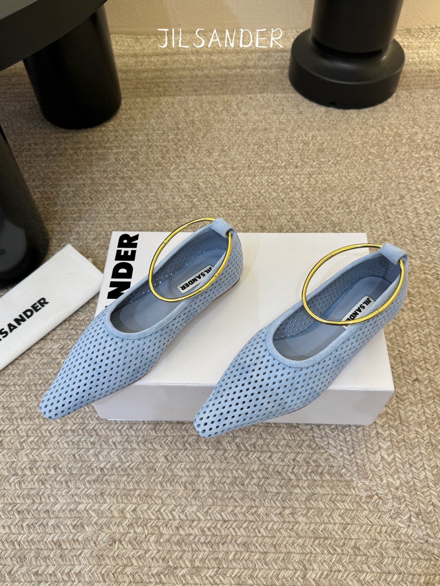 Jil sande* 𝟐𝟔𝐀𝐖新品网眼尖头鞋｜先锋与优雅的日常平衡 以透气网眼重构尖头鞋的经典轮廓 金属