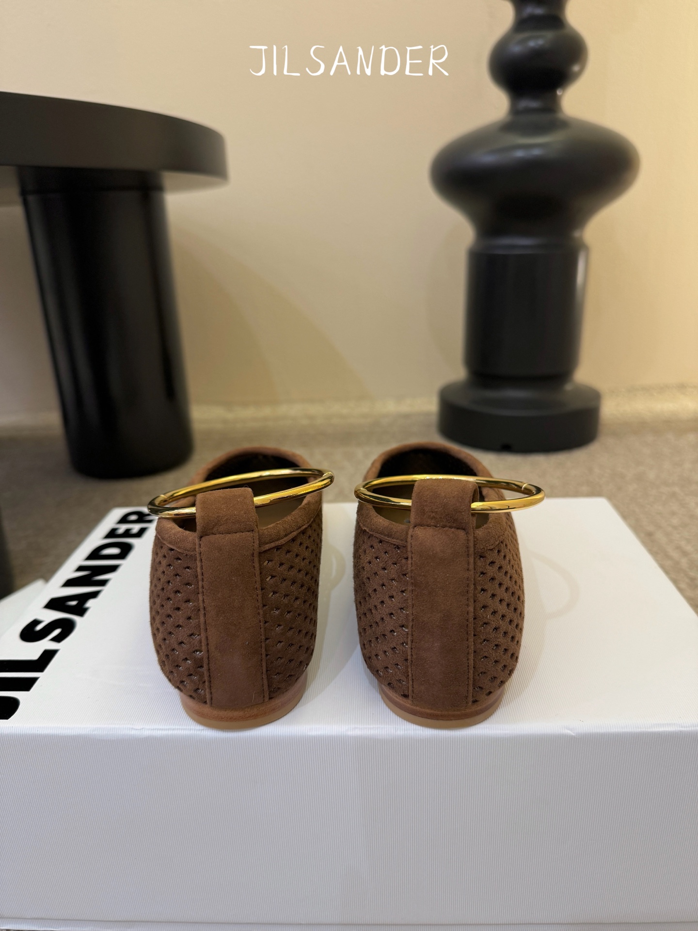 Jil sande* 𝟐𝟔𝐀𝐖新品网眼尖头鞋｜先锋与优雅的日常平衡 以透气网眼重构尖头鞋的经典轮廓 金属