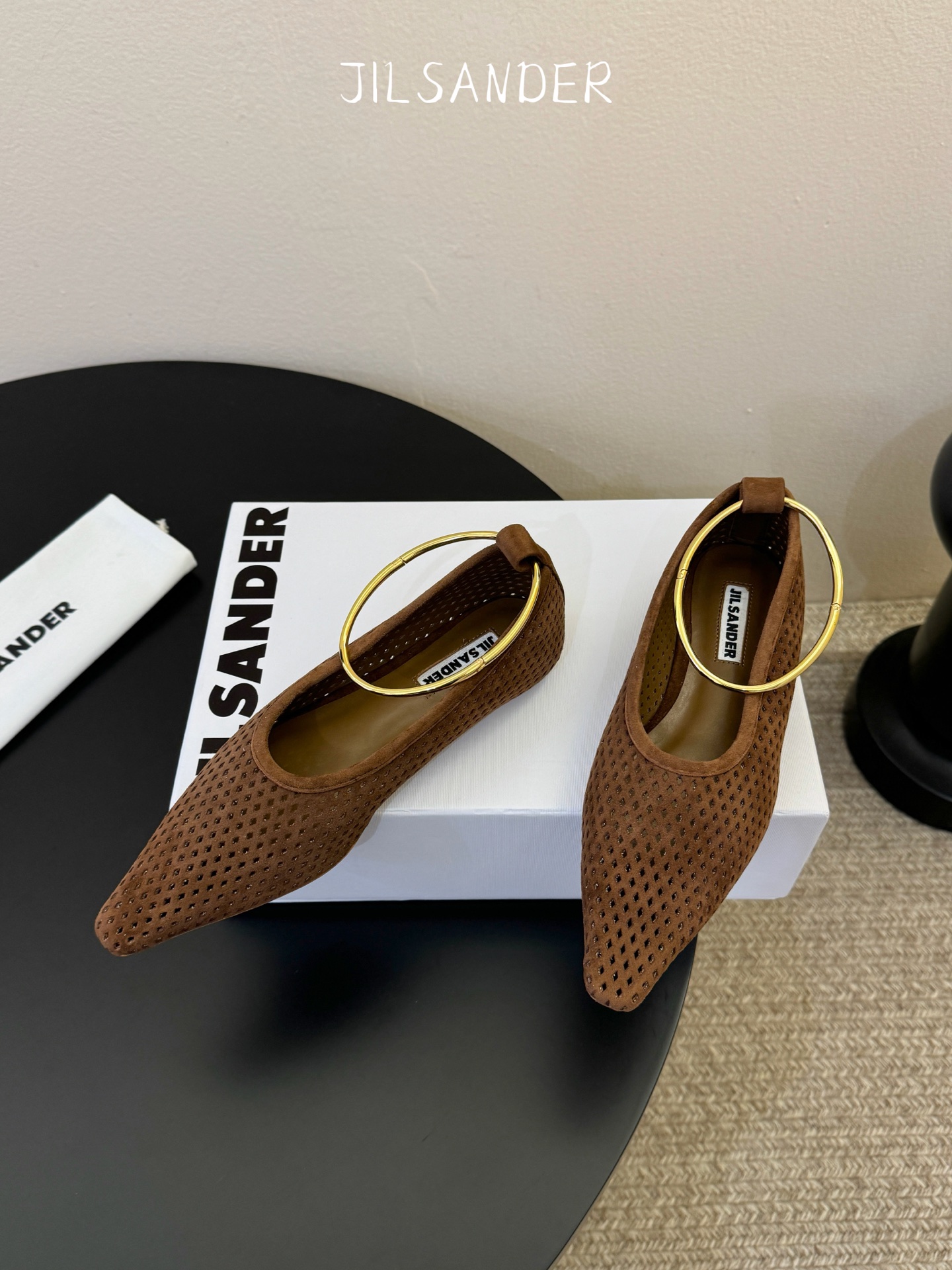 Jil sande* 𝟐𝟔𝐀𝐖新品网眼尖头鞋｜先锋与优雅的日常平衡 以透气网眼重构尖头鞋的经典轮廓 金属